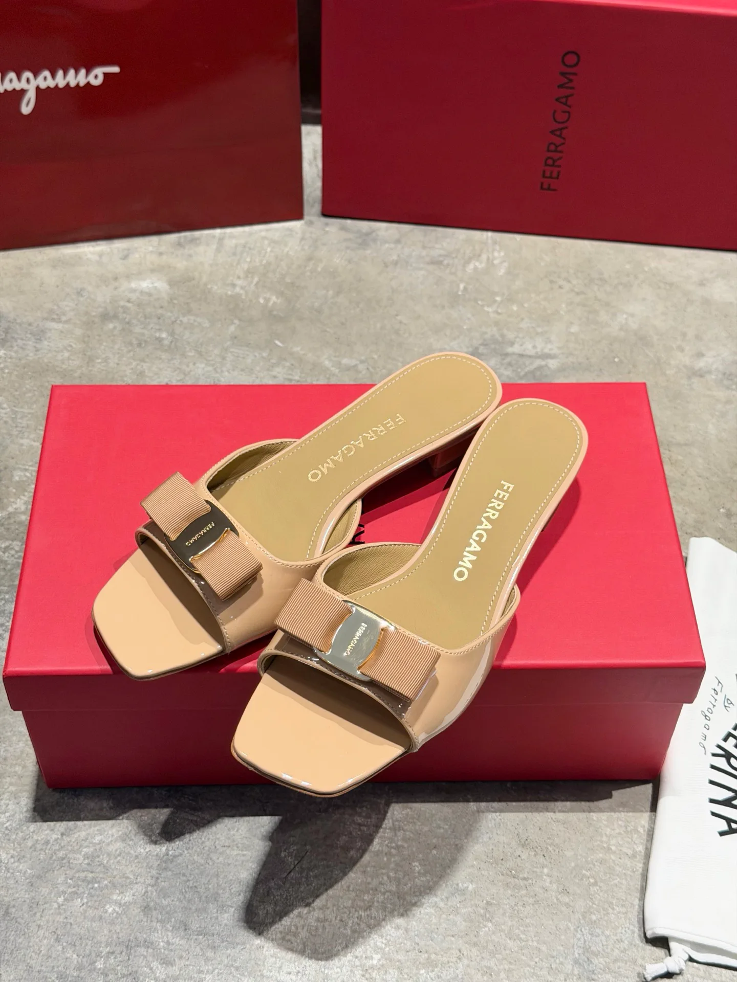 Босоножки Женские Salvatore Ferragamo 17642569