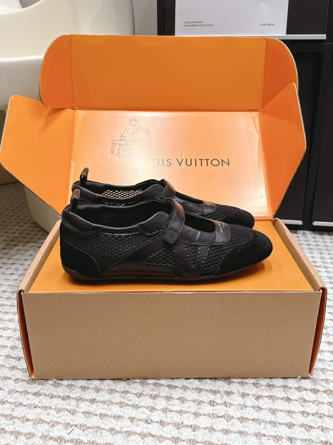 Кроссовки Женские Louis Vuitton 19043358