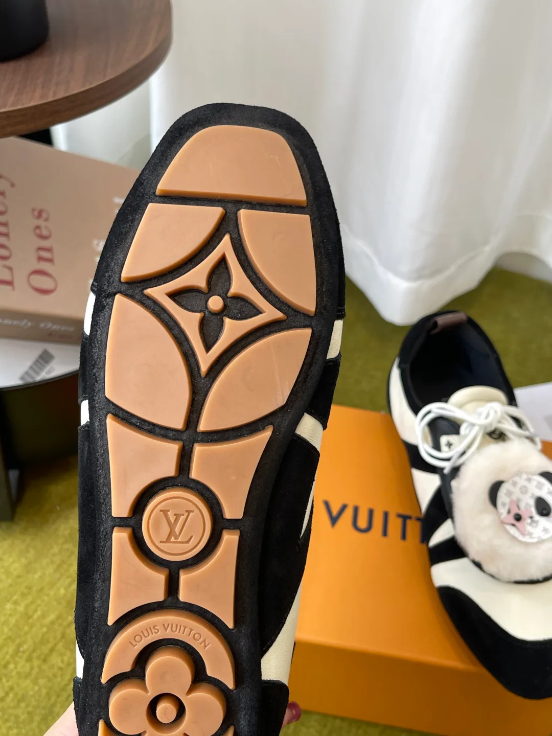 Кроссовки Женские Louis Vuitton 18121036