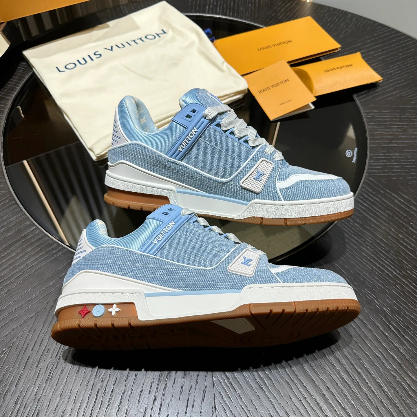 Кроссовки Женские Louis Vuitton 18192404