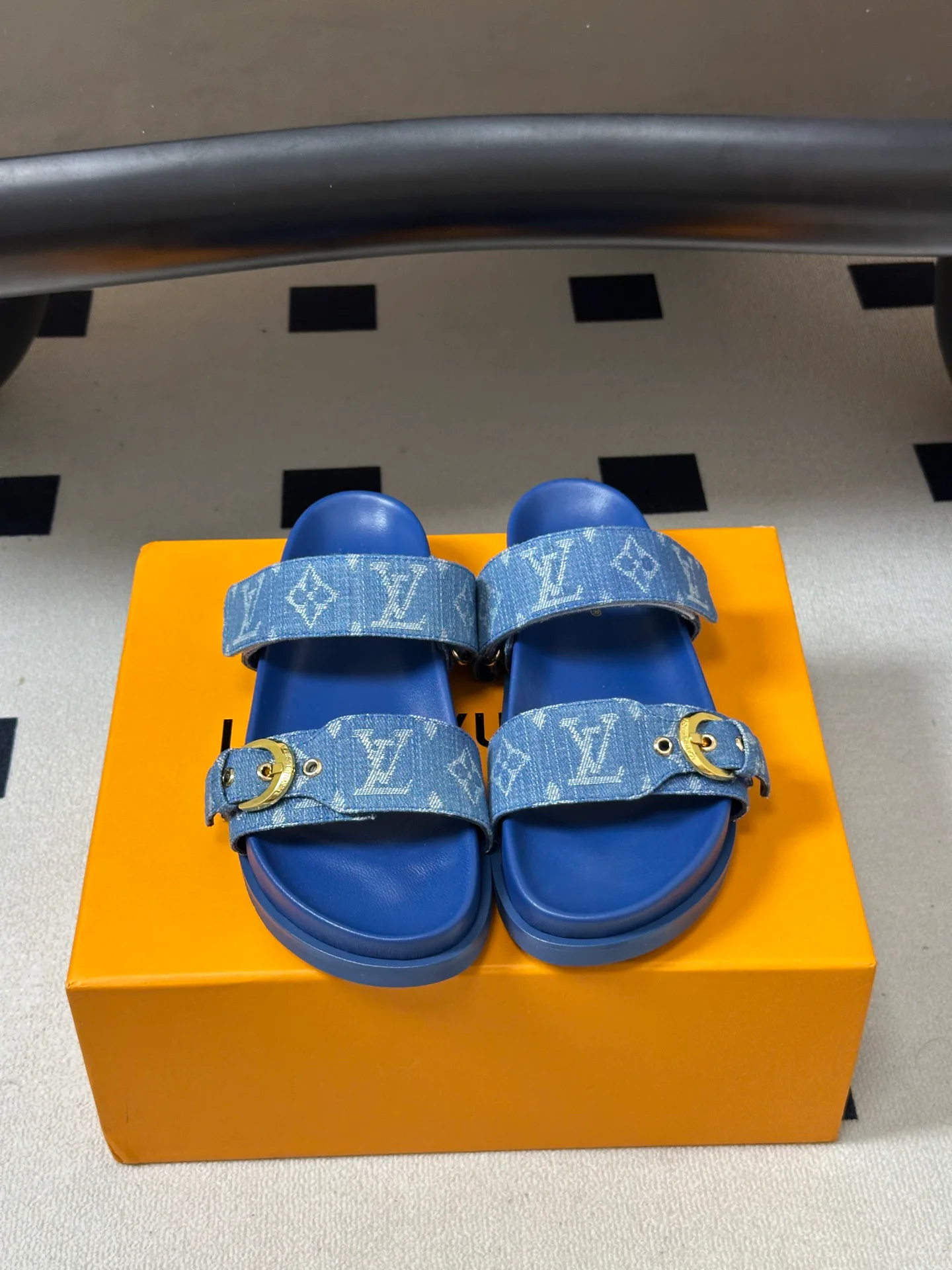 Шлепанцы Женские Louis Vuitton 18049597