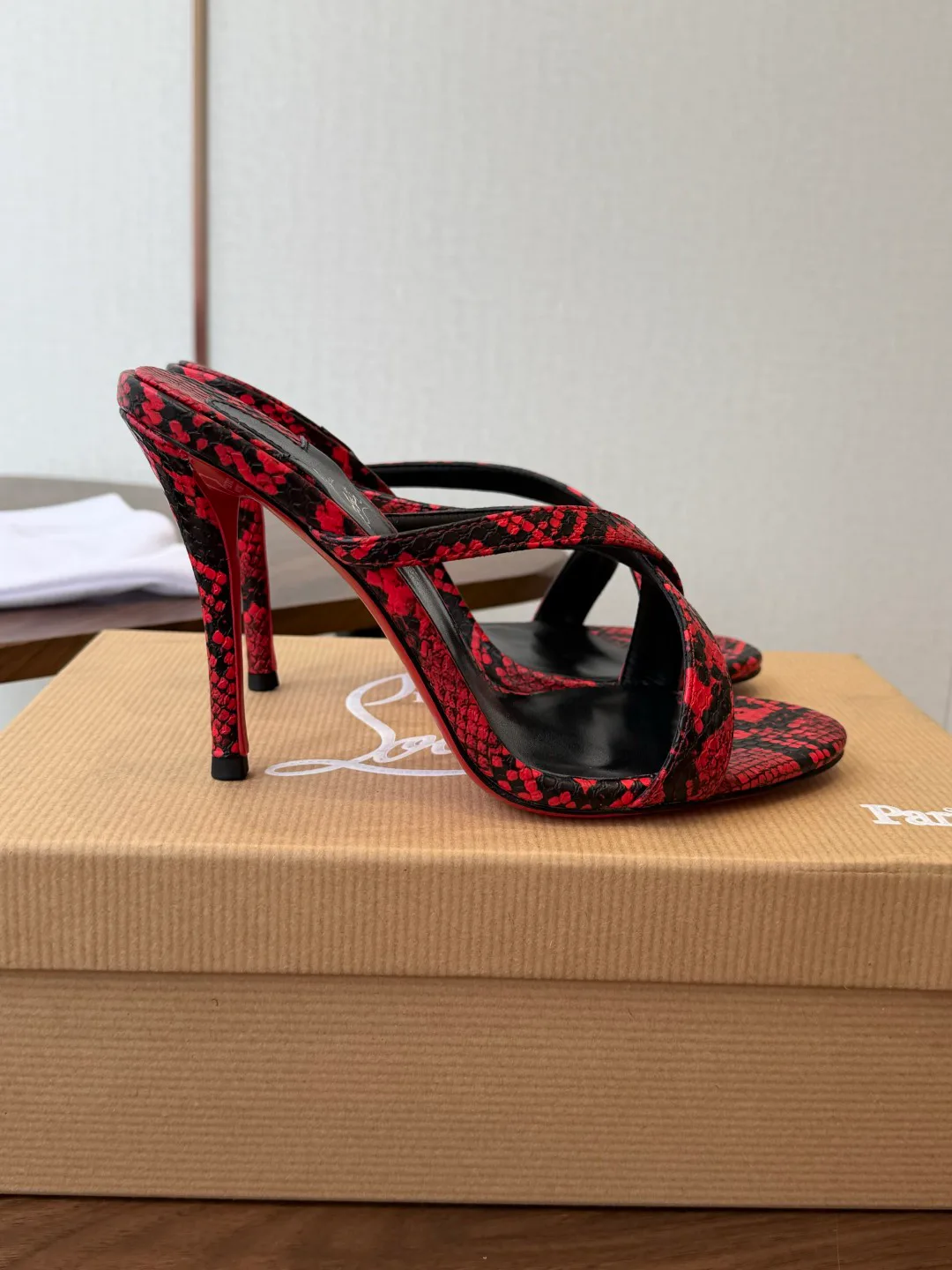 Босоножки Женские Christian Louboutin 18183082