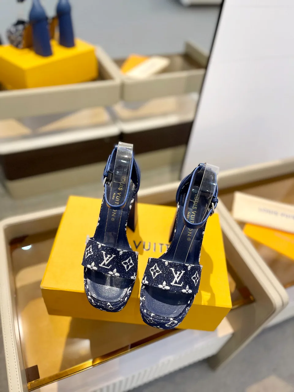 Босоножки Женские Louis Vuitton 17946842