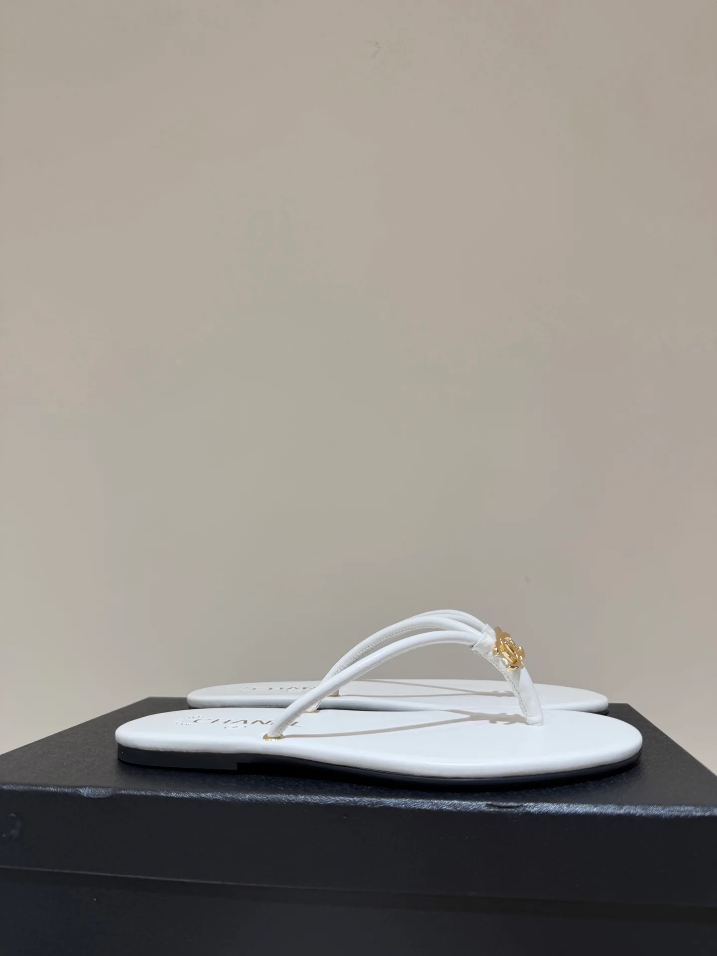 Шлепанцы Женские Chanel 12843829