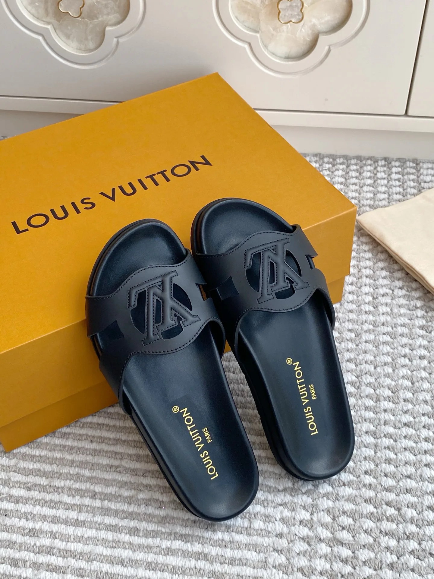 Шлепанцы Женские Louis Vuitton 17572148