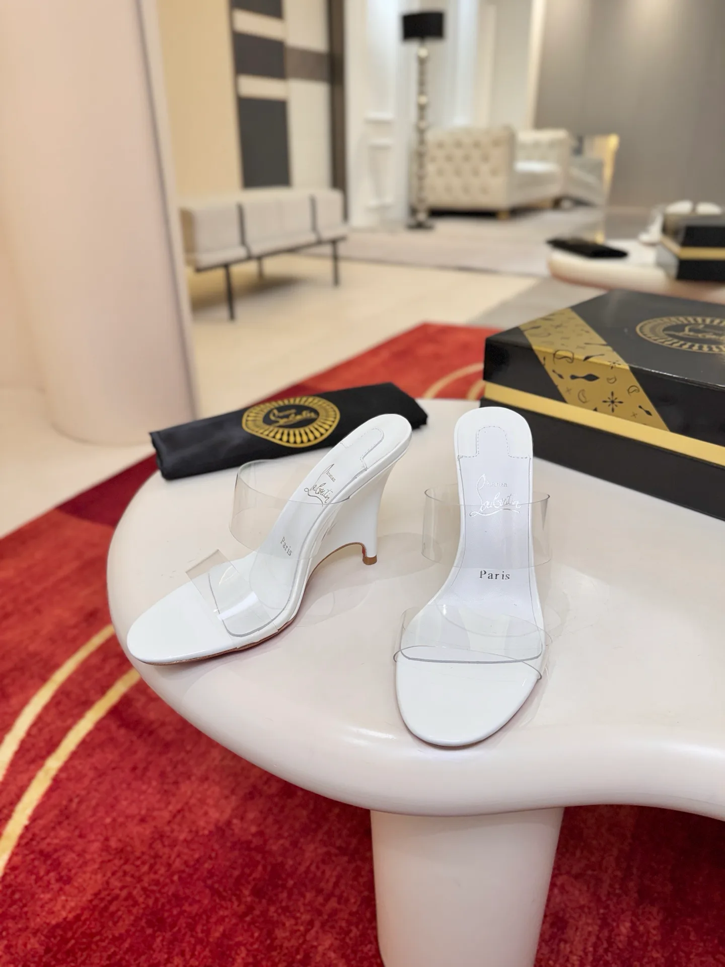 Босоножки Женские Christian Louboutin 19581822