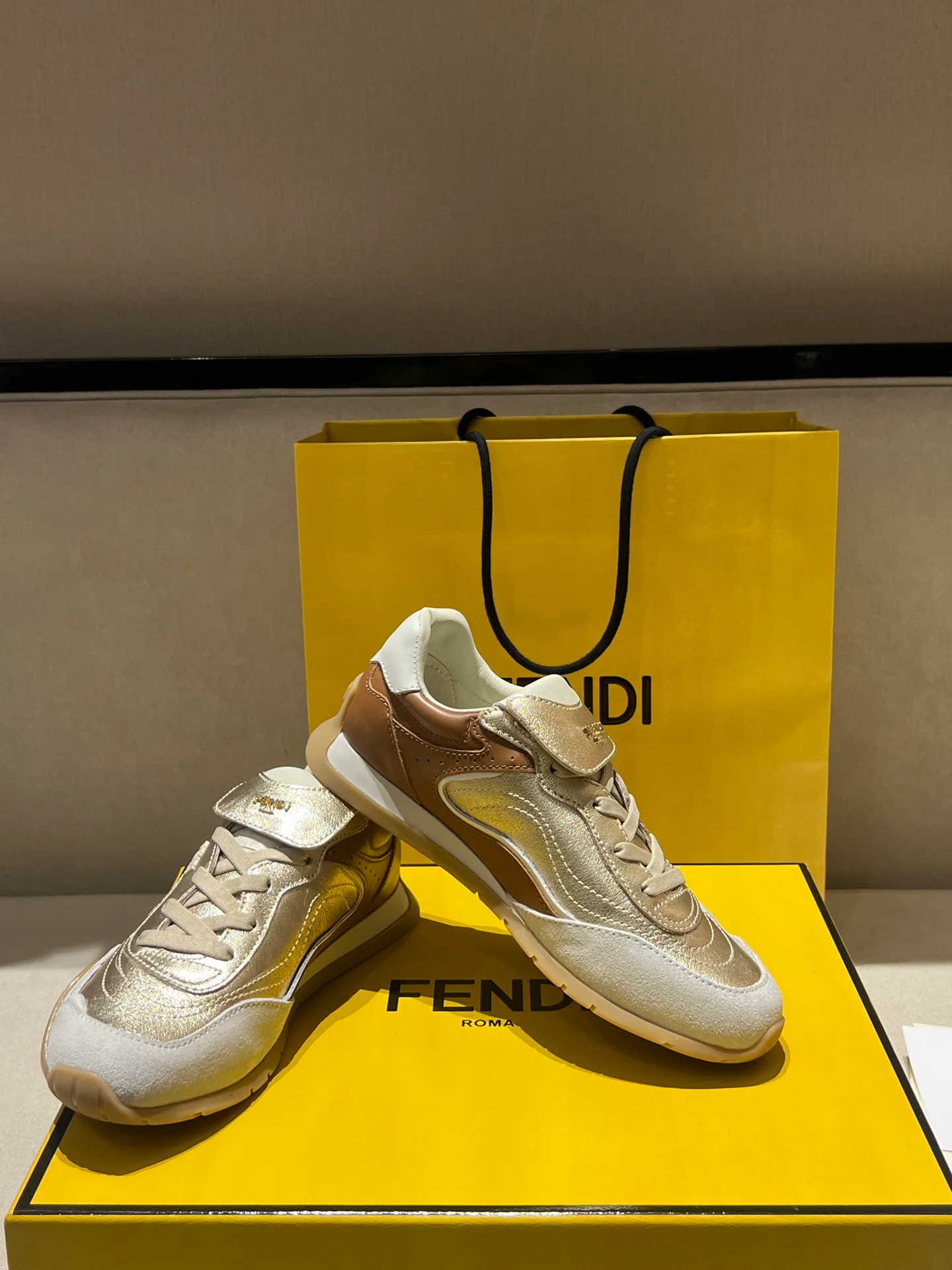 Кроссовки Женские Fendi 18020722