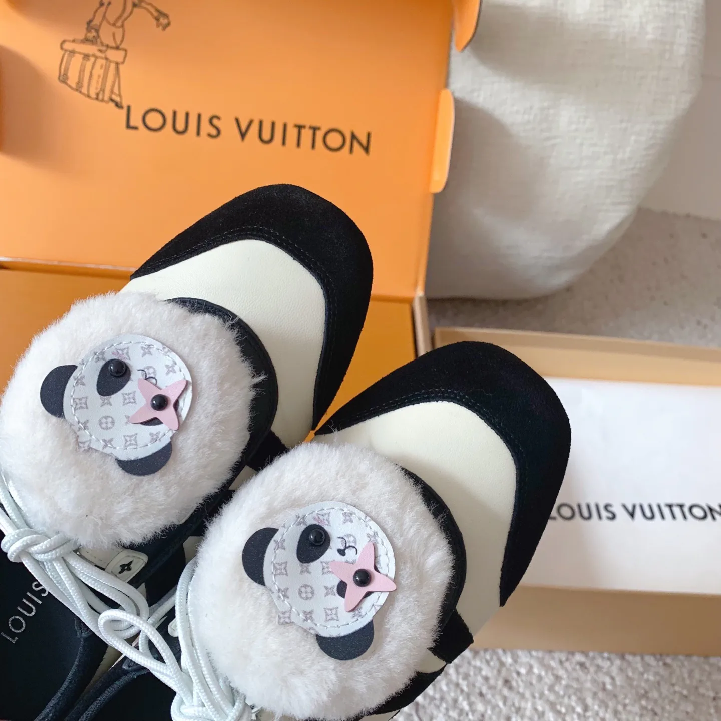 Кроссовки Женские Louis Vuitton 18375801