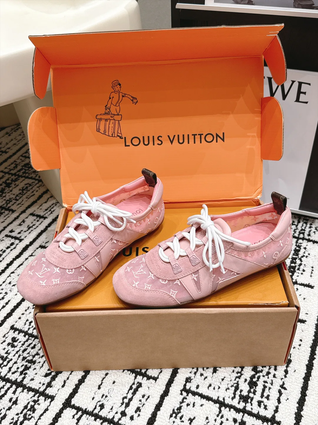 Кроссовки Женские Louis Vuitton 17978319