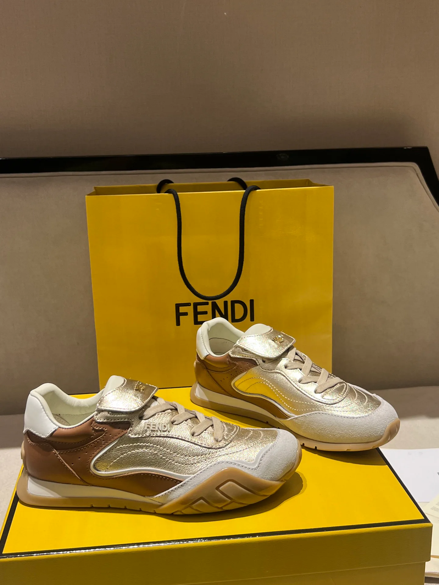 Кроссовки Женские Fendi 18020722