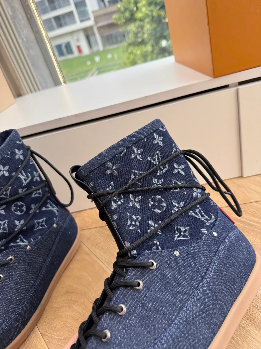 Кроссовки Женские Louis Vuitton 18727410