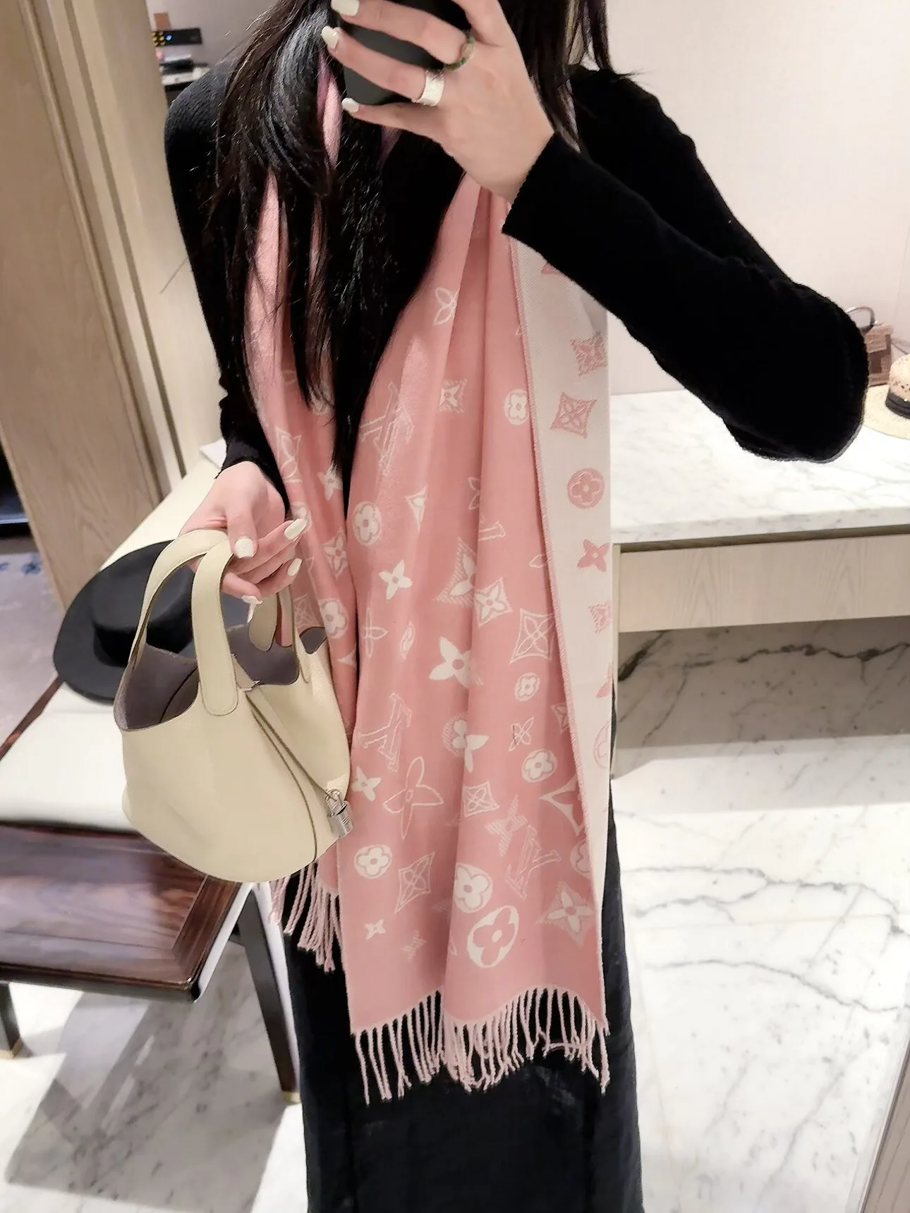 Шарфы Louis Vuitton 18377550