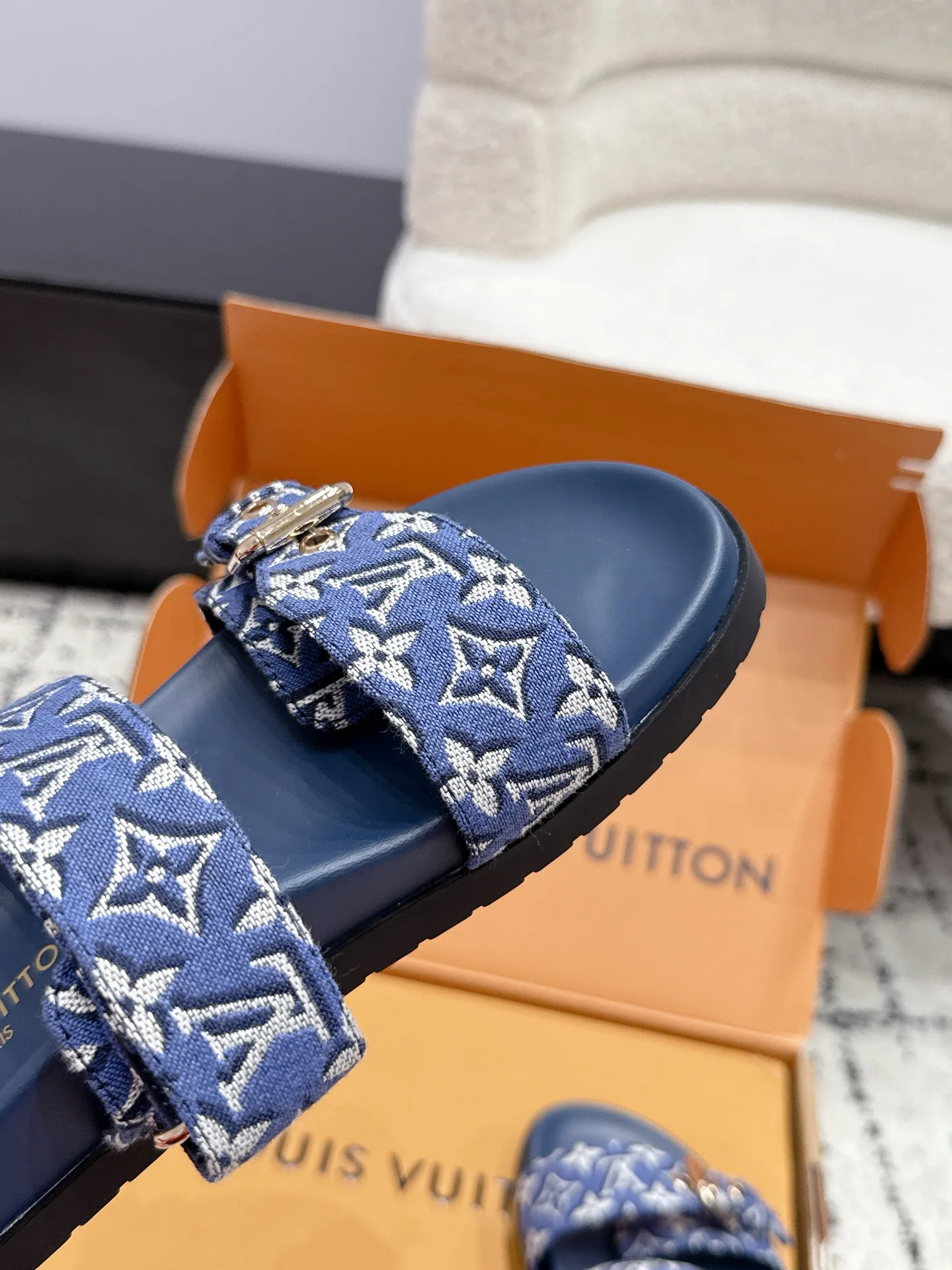 Шлепанцы Женские Louis Vuitton 17522808