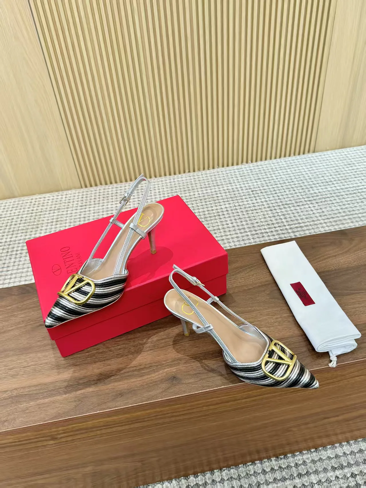Босоножки Женские Valentino 17956877