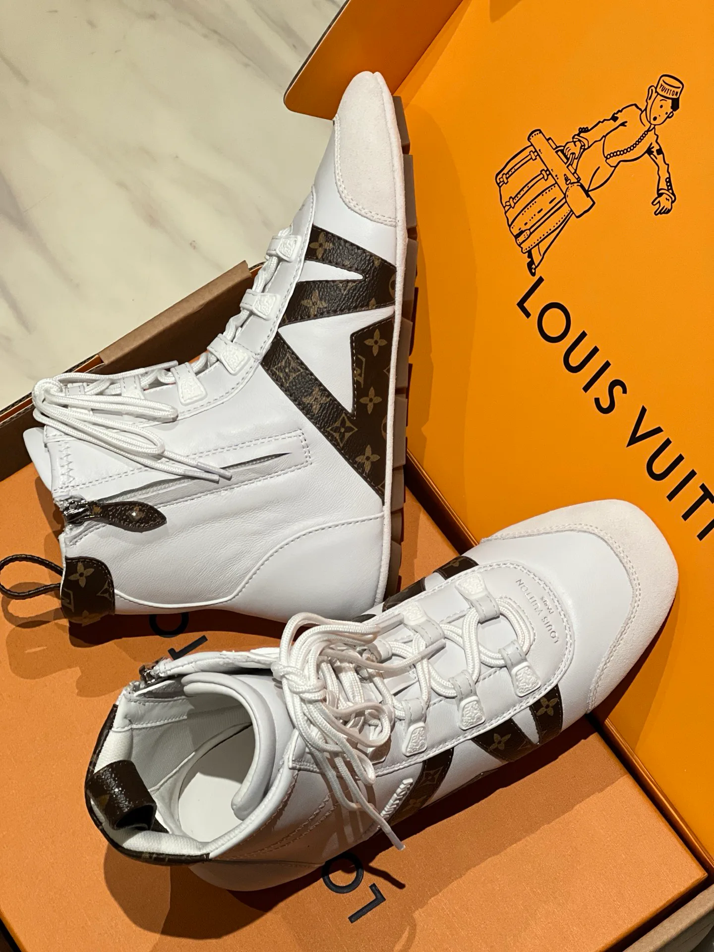 Кроссовки Женские Louis Vuitton 18194173