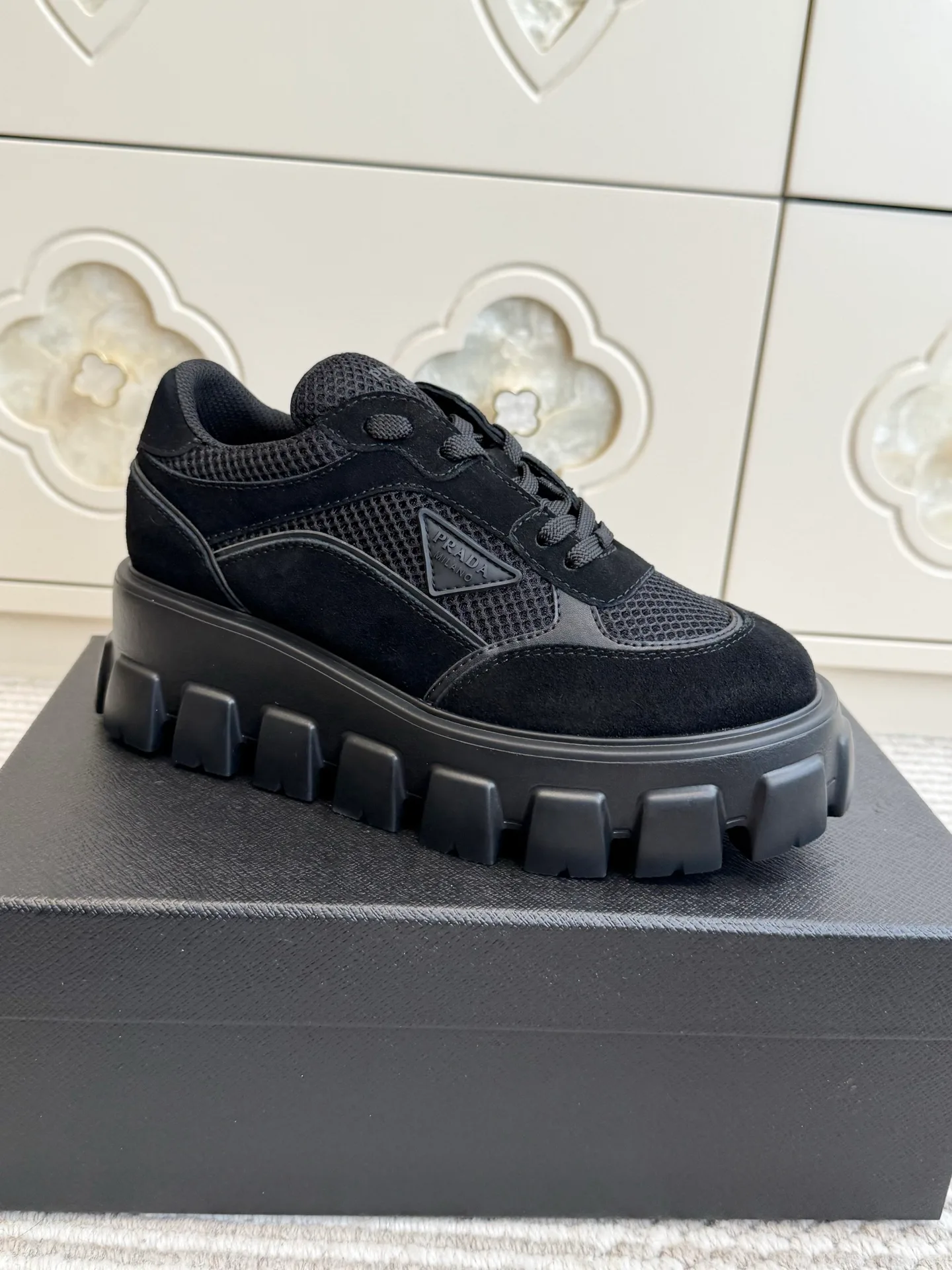 Кроссовки Женские Prada 18261279