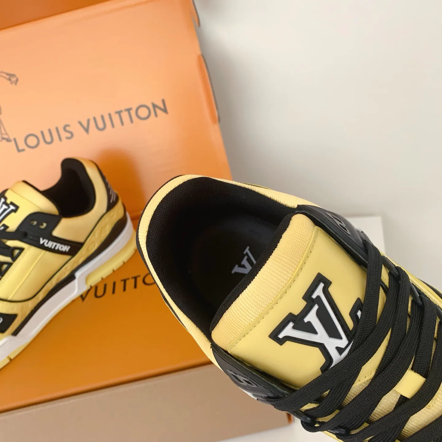 Кроссовки Женские Louis Vuitton 18258384