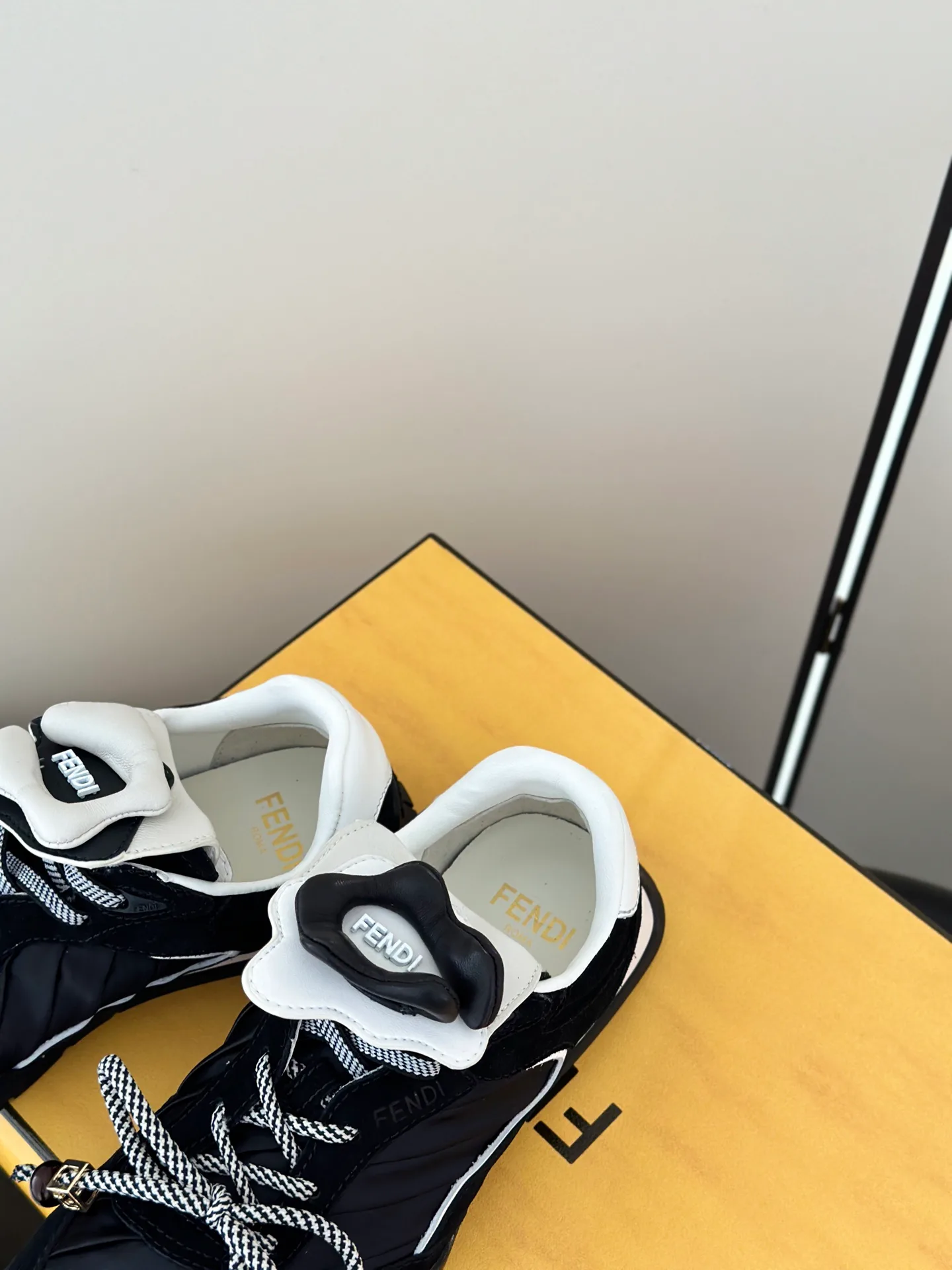 Кроссовки Женские Fendi 11886720