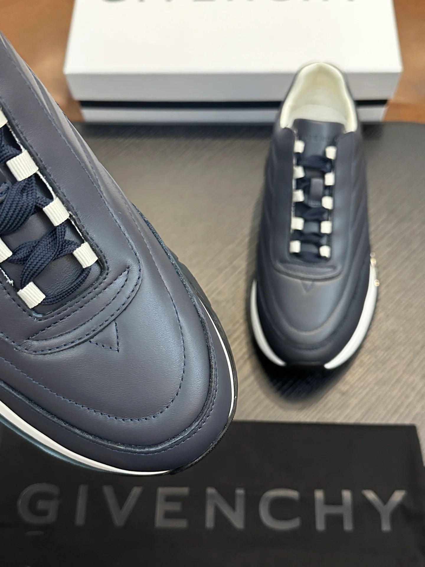 Кроссовки Женские Givenchy 198415