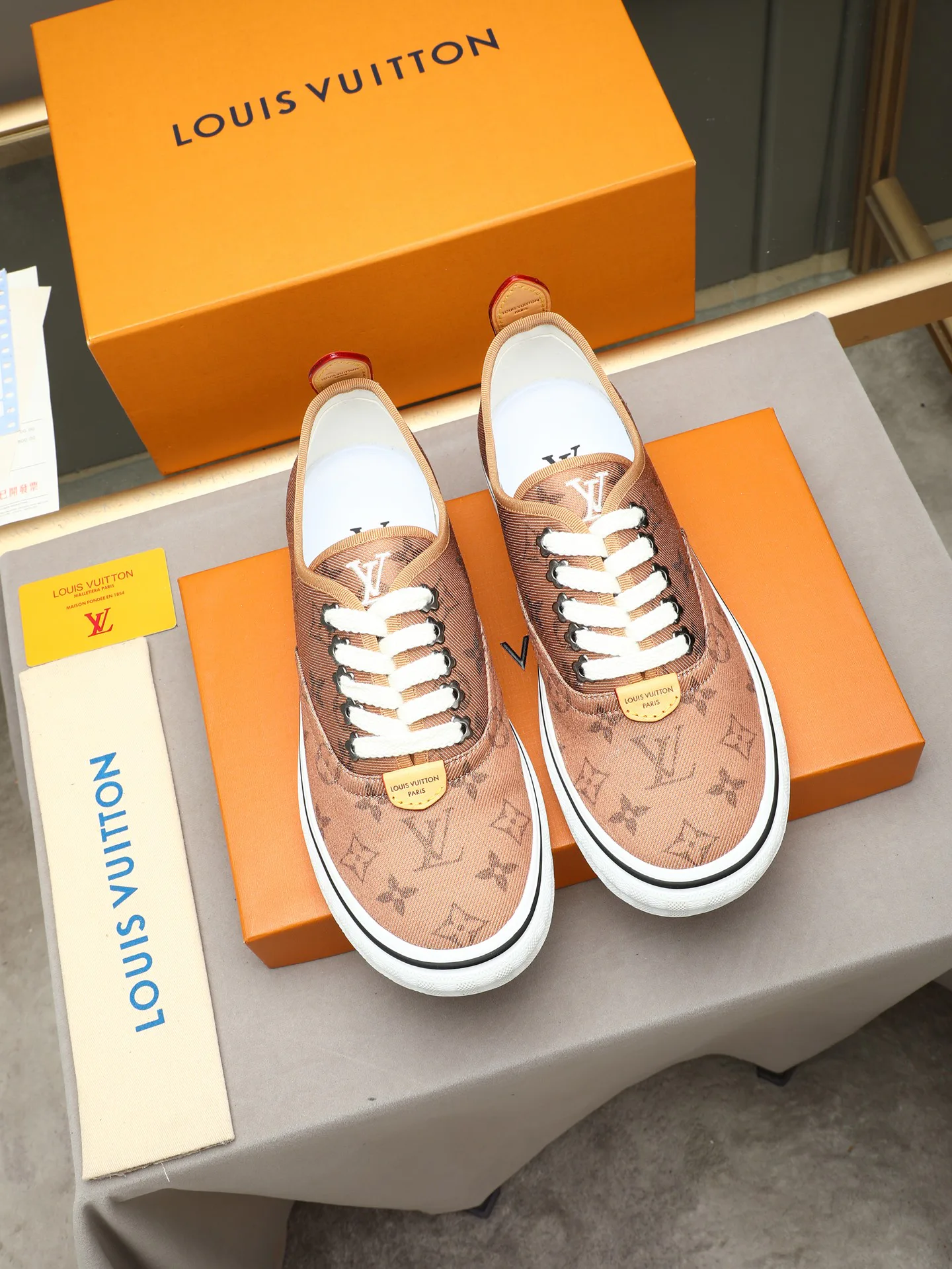 Кроссовки Женские Louis Vuitton 17947260