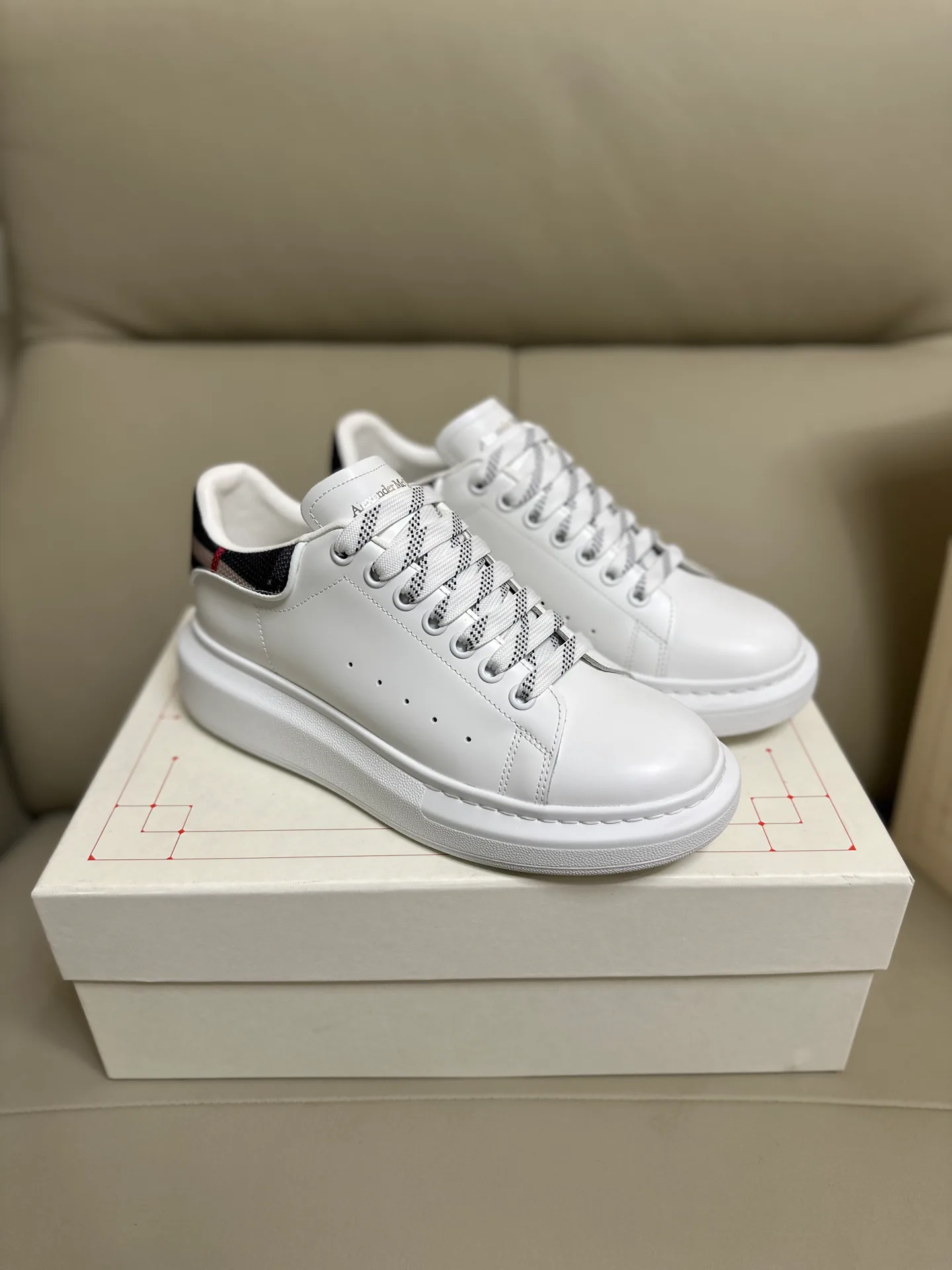 Кроссовки Женские Alexander Mcqueen 18616714