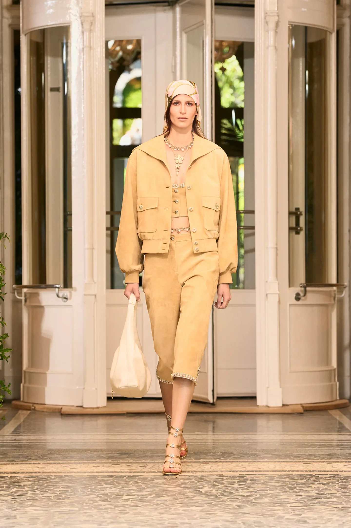 Кожаные Куртки И Дублёнки Женские Chanel 18131550