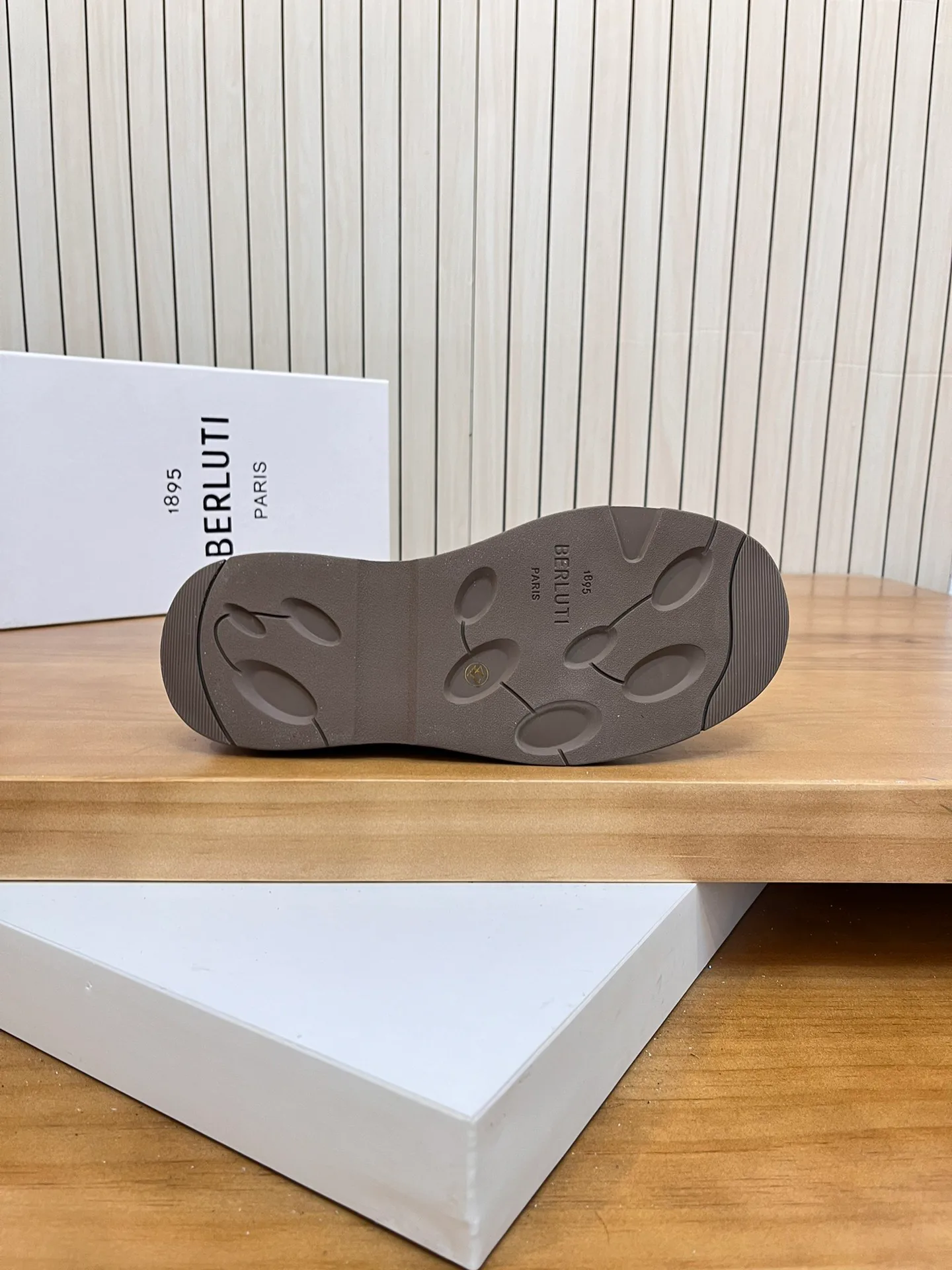 Кроссовки Женские Berluti 462857