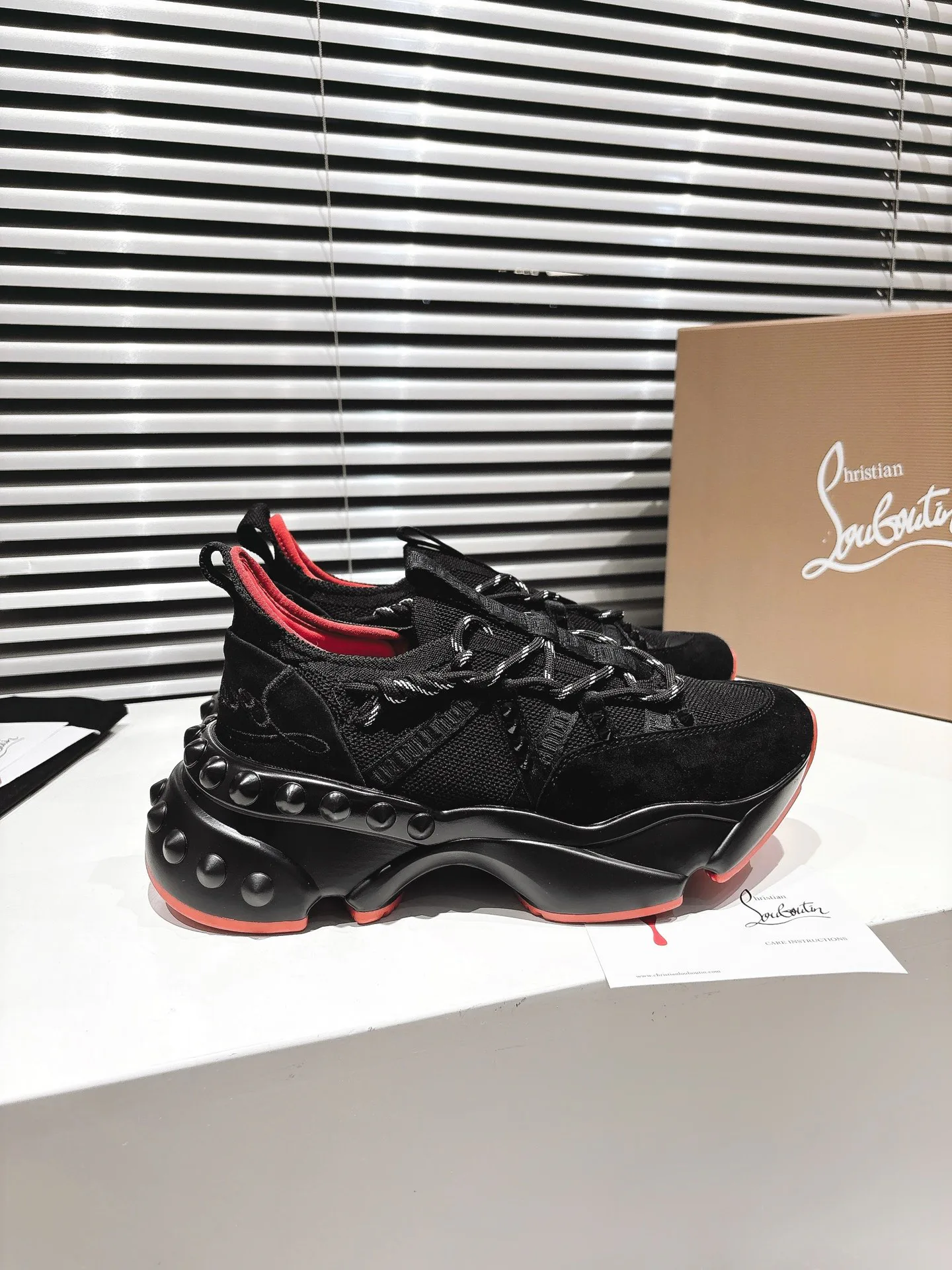 Кроссовки Женские Christian Louboutin 18835381