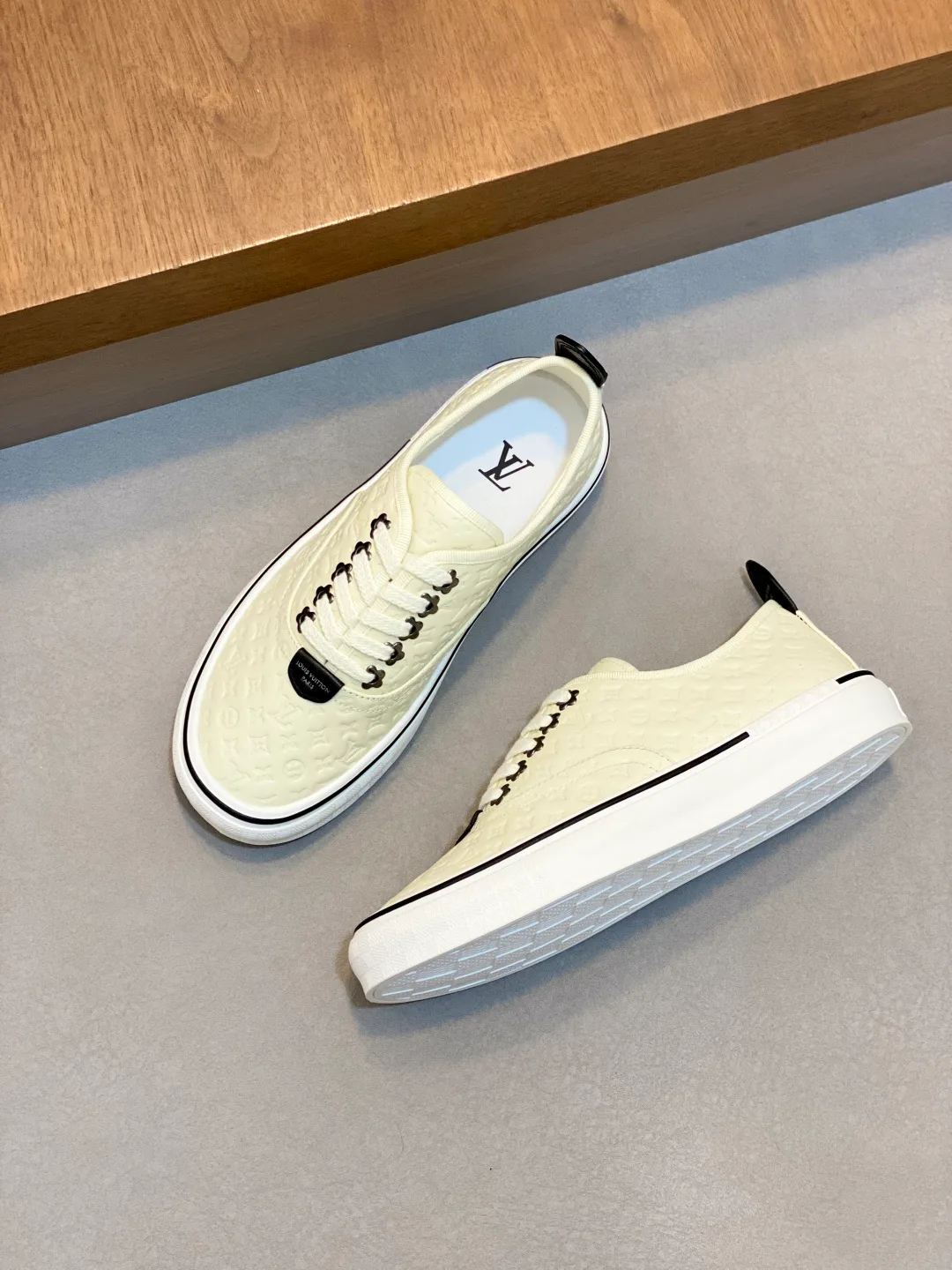 Кроссовки Мужские Louis Vuitton 18707521