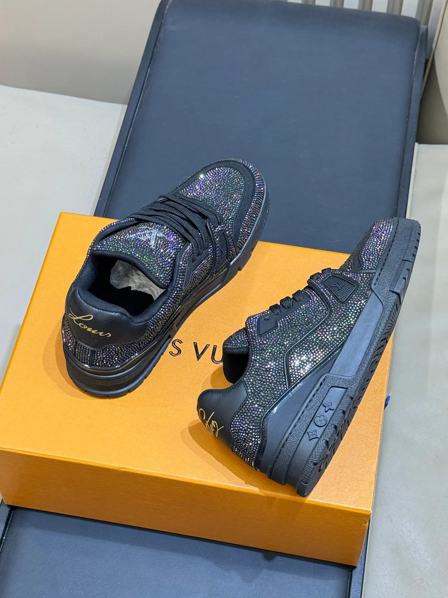 Кроссовки Женские Louis Vuitton 18073561