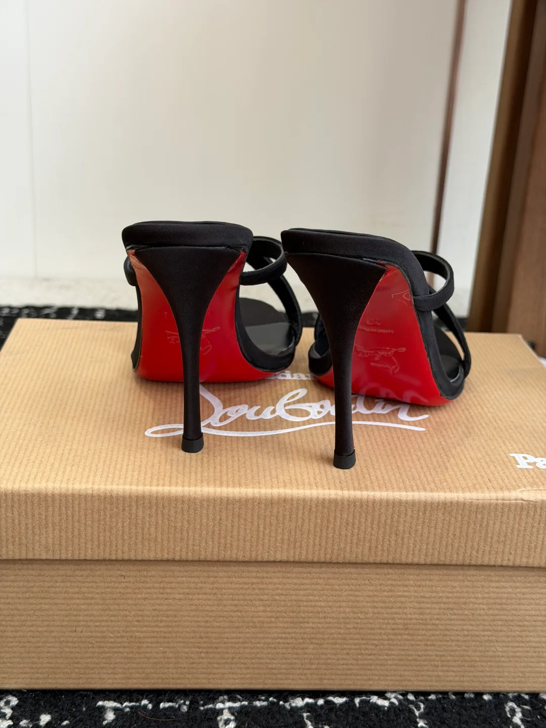 Босоножки Женские Christian Louboutin 17936544
