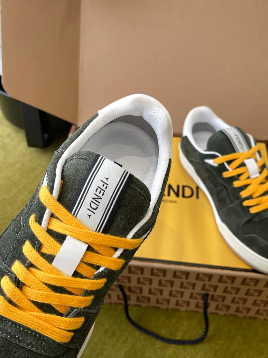 Кроссовки Женские Fendi 18737572