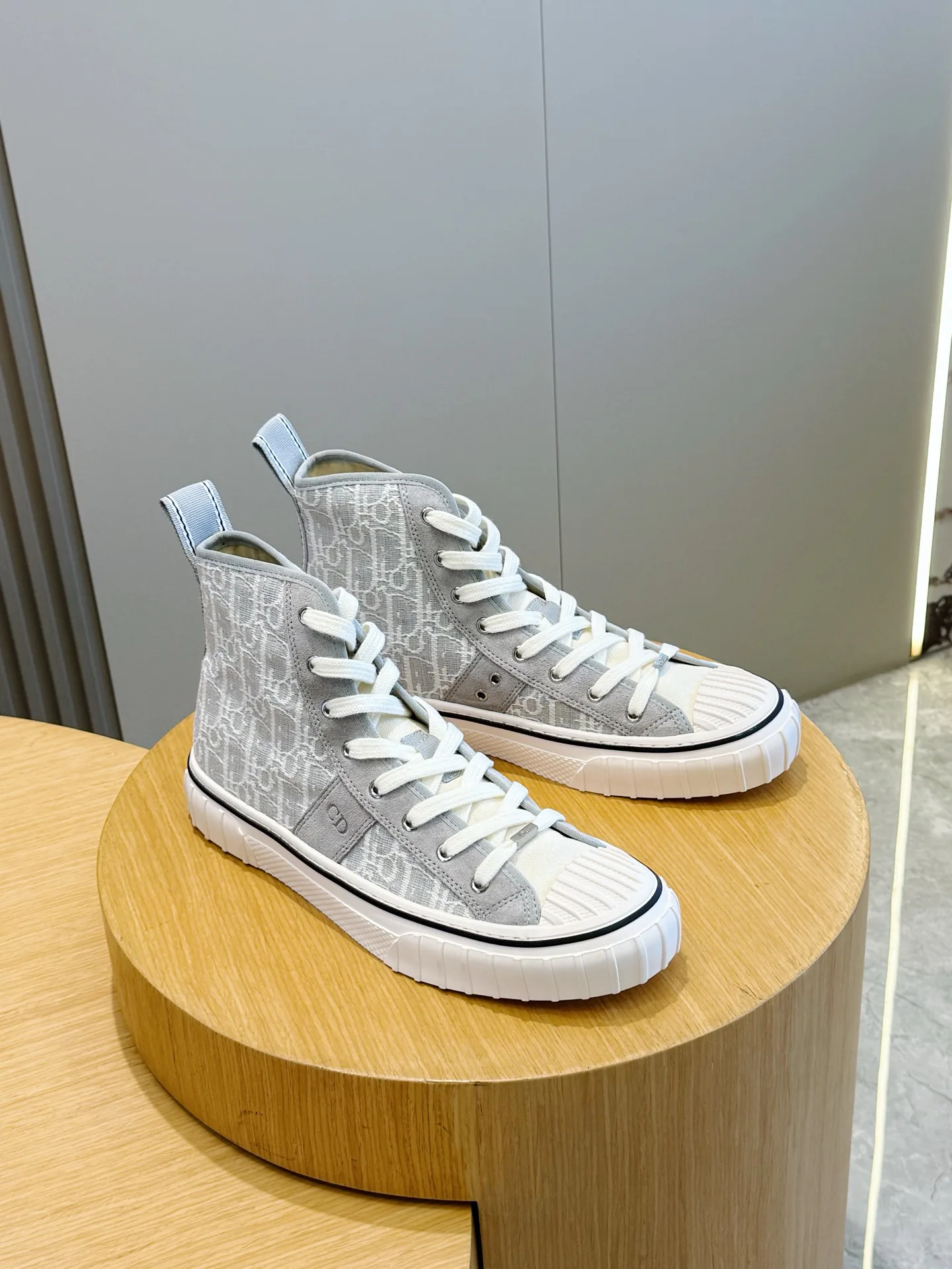 Кроссовки Женские Christian Dior 18101575