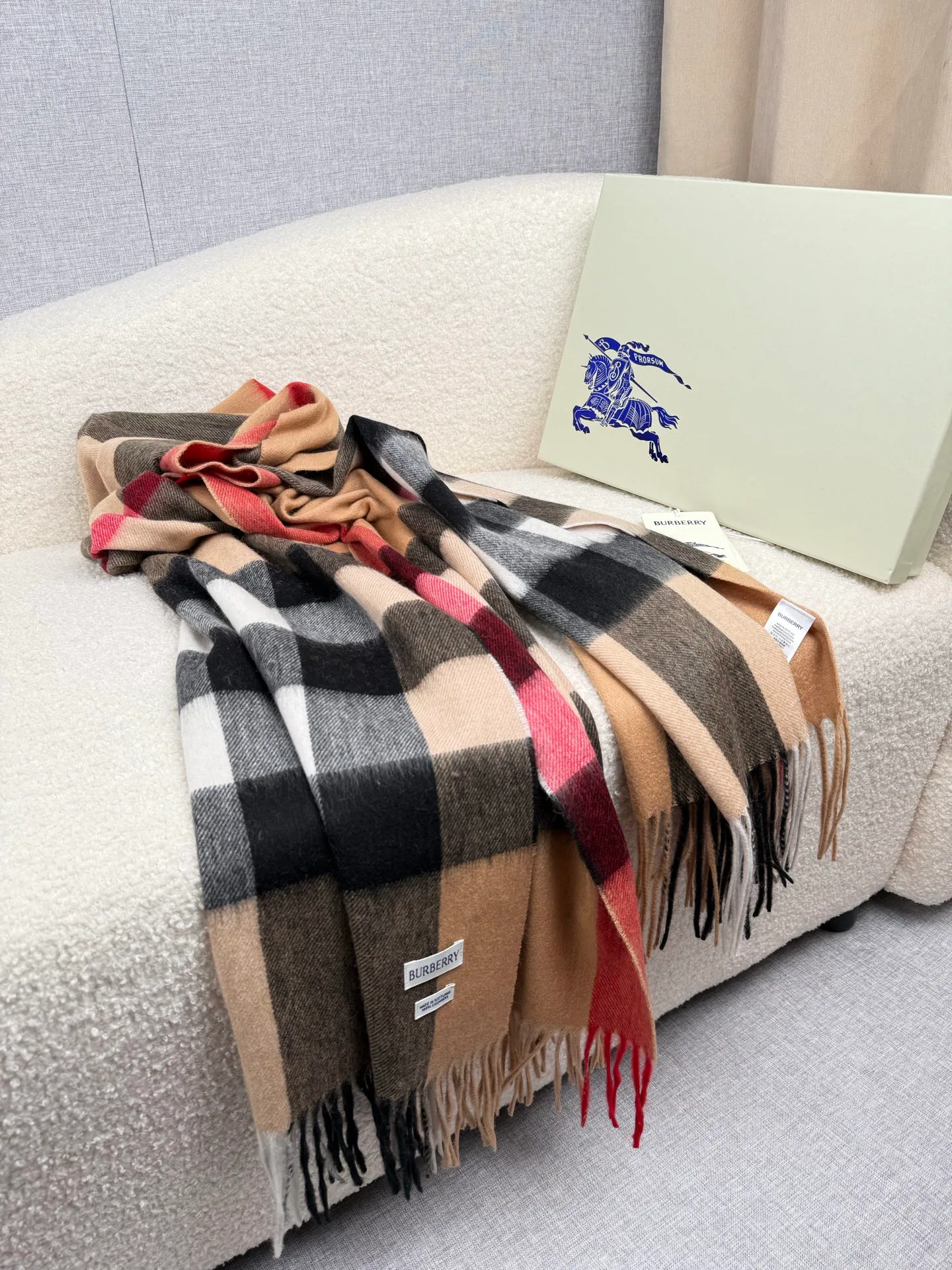 Шарфы Burberry 18675480