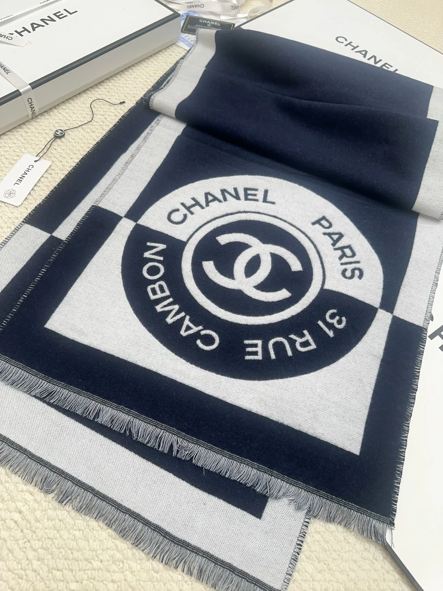 Шарфы Chanel 18627350