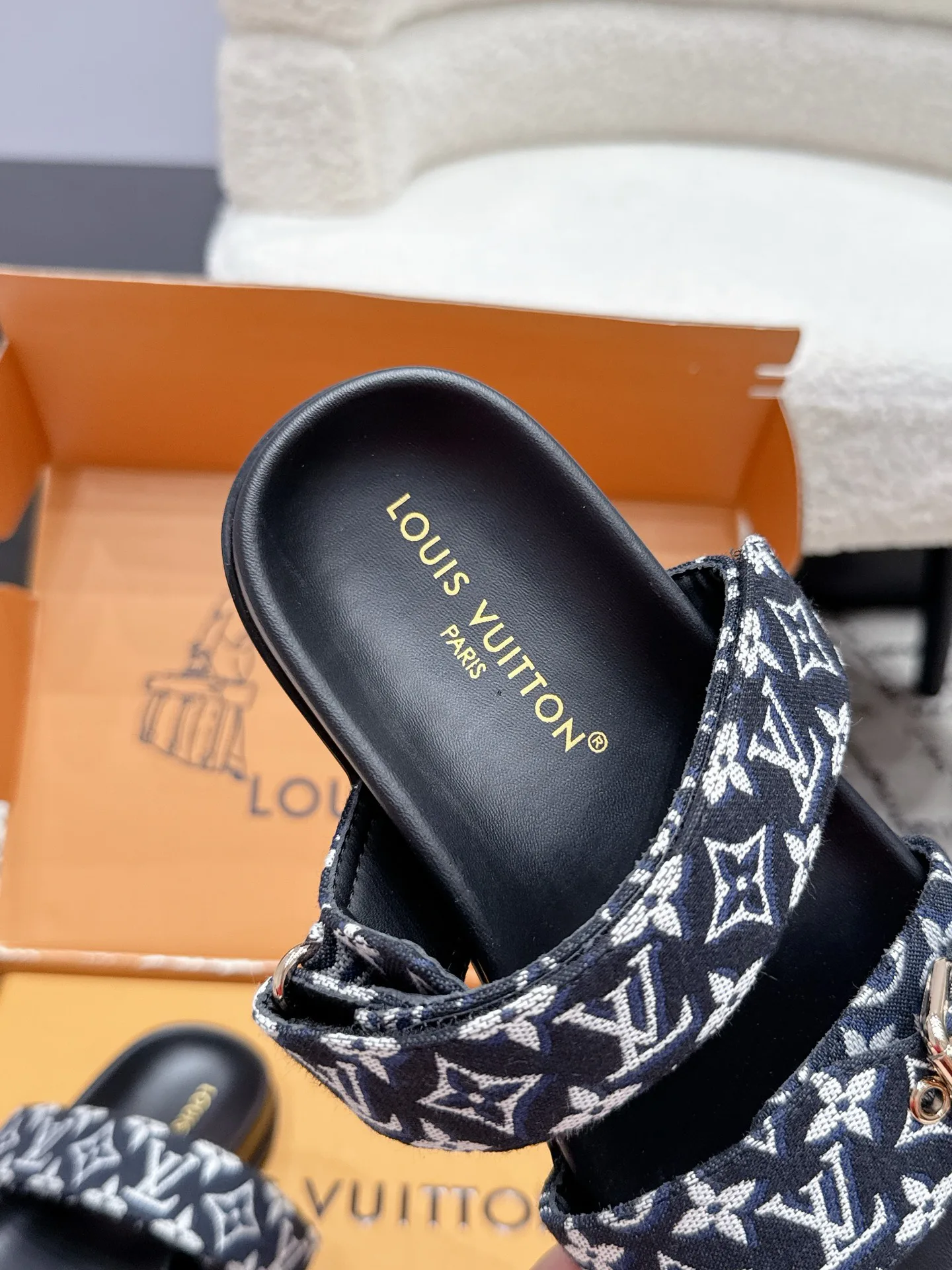 Шлепанцы Женские Louis Vuitton 17522814