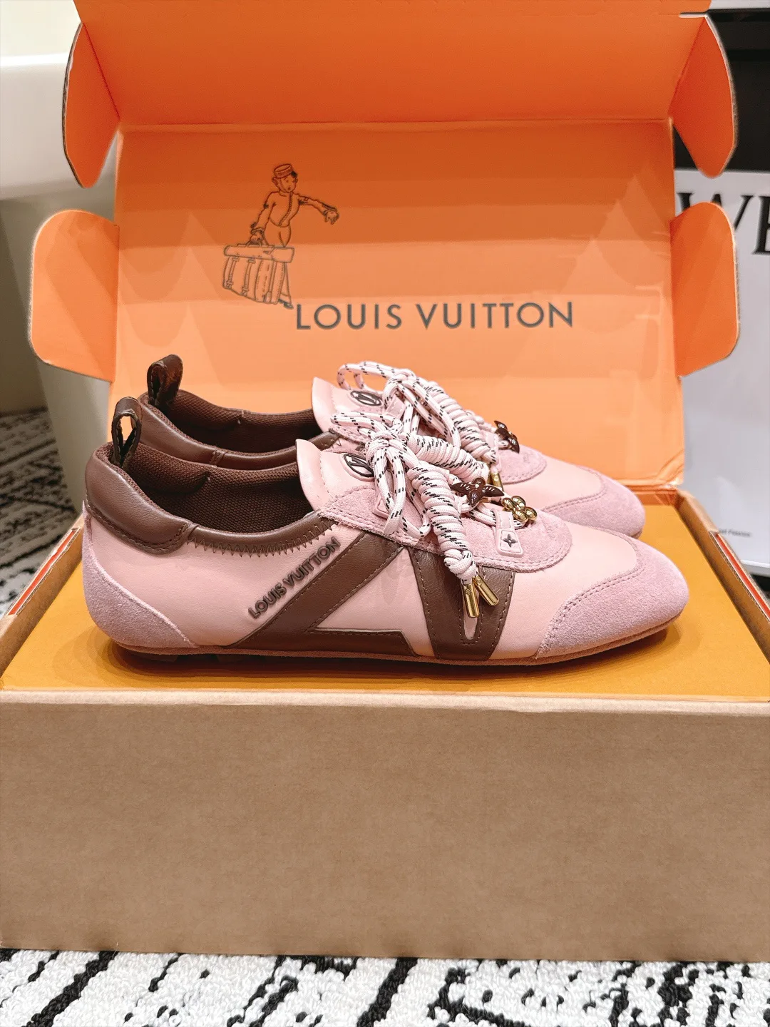 Кроссовки Женские Louis Vuitton 17978323