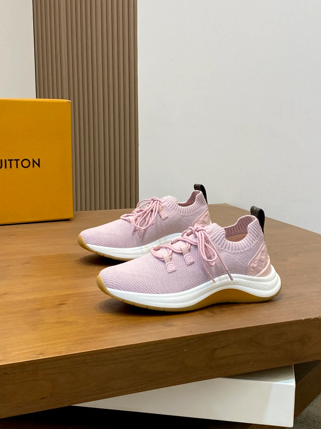 Кроссовки Женские Louis Vuitton 18749229
