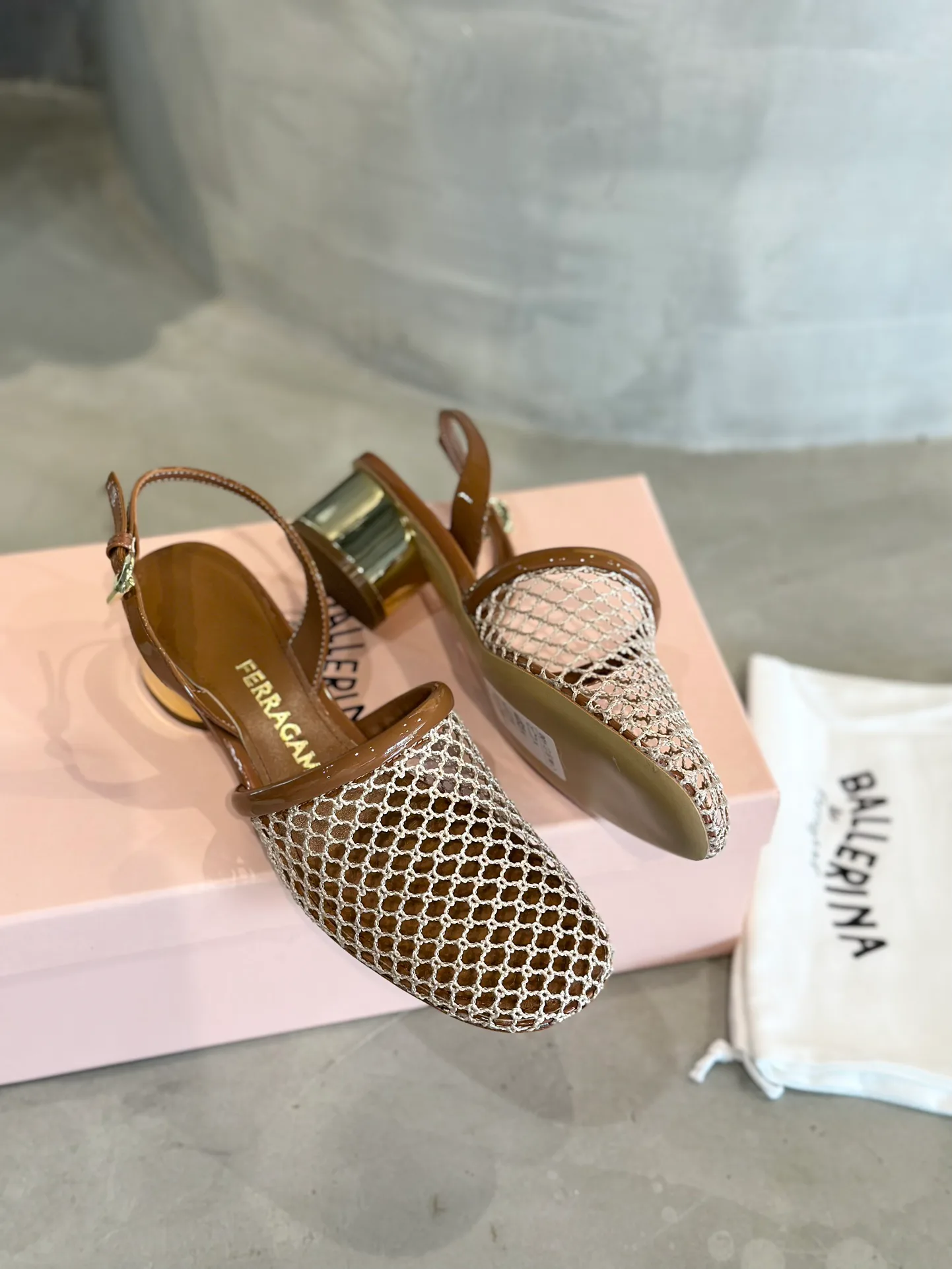 Босоножки Женские Salvatore Ferragamo 17642594