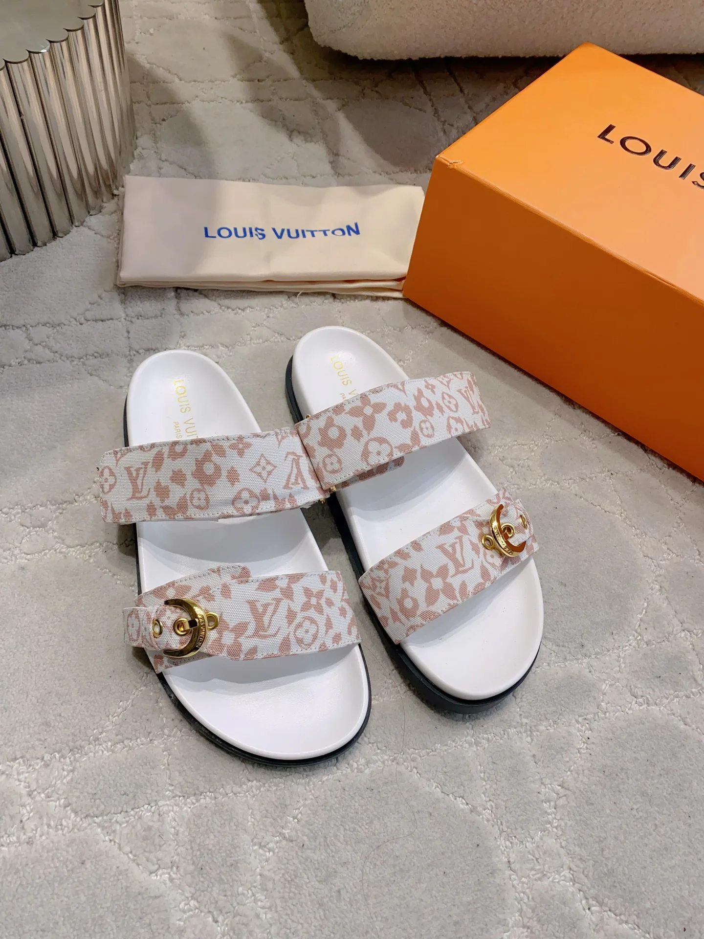 Шлепанцы Женские Louis Vuitton 11669394