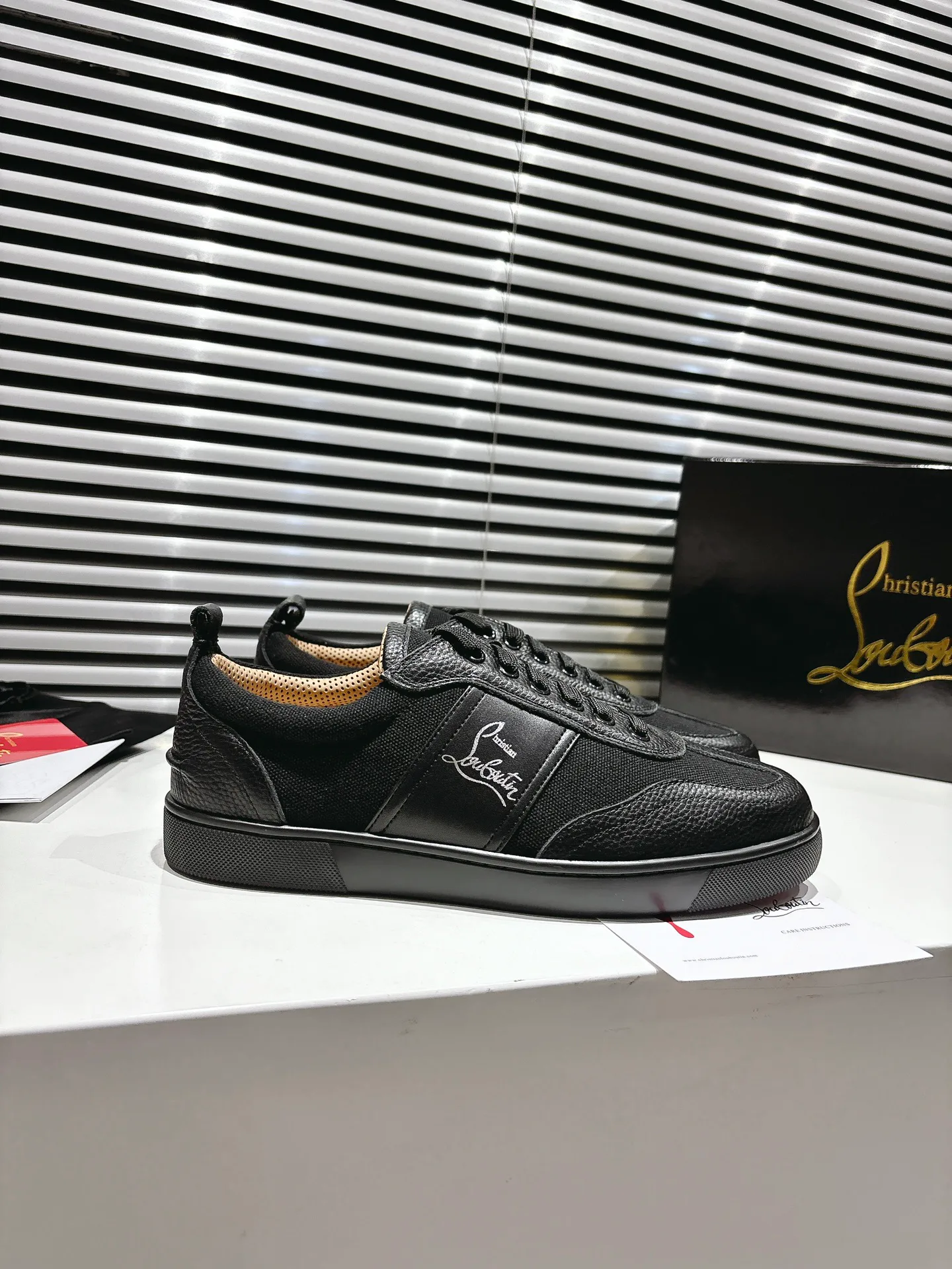 Кроссовки Женские Christian Louboutin 18835413