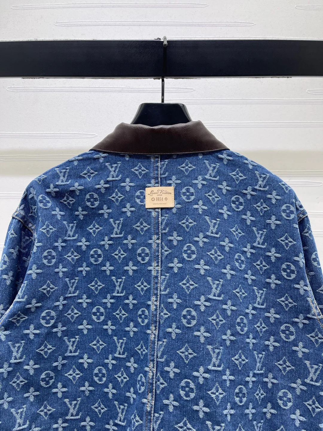 Куртки И Пуховики Женские Louis Vuitton 18437137
