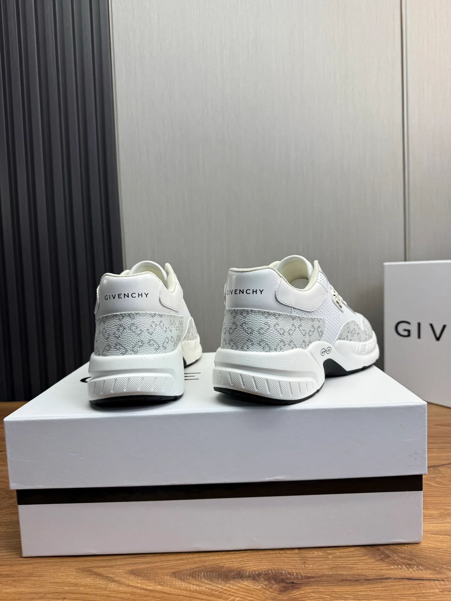 Кроссовки Мужские Givenchy 2380935