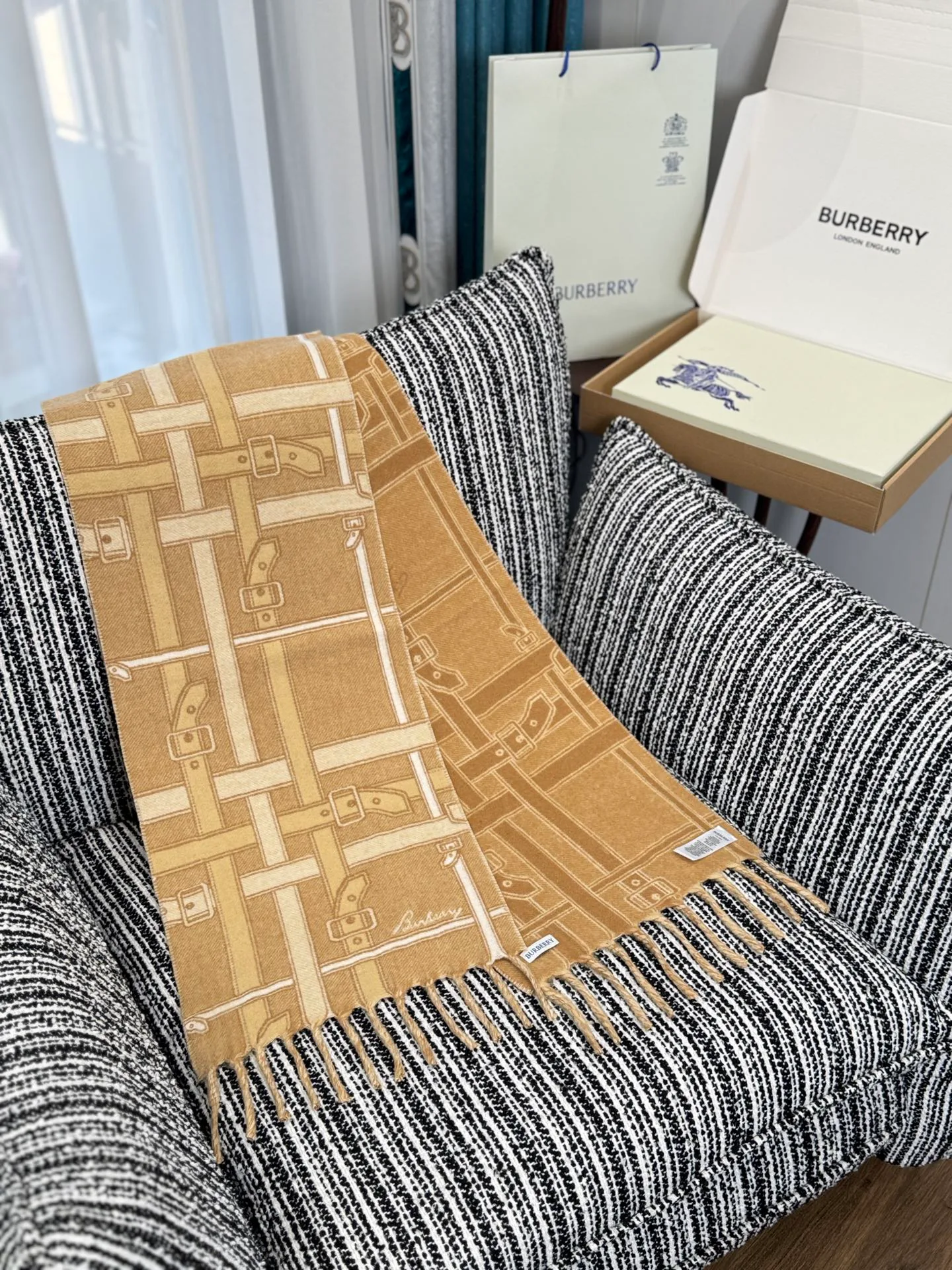 Шарфы Burberry 18523944