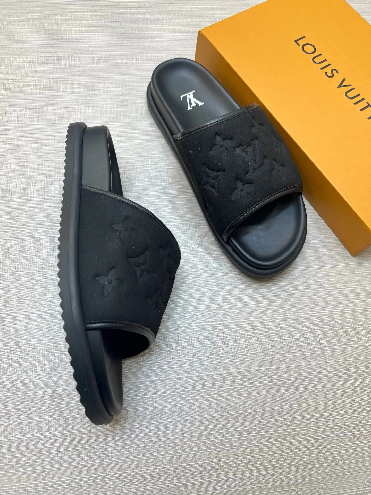 Шлепанцы Женские Louis Vuitton 18011809