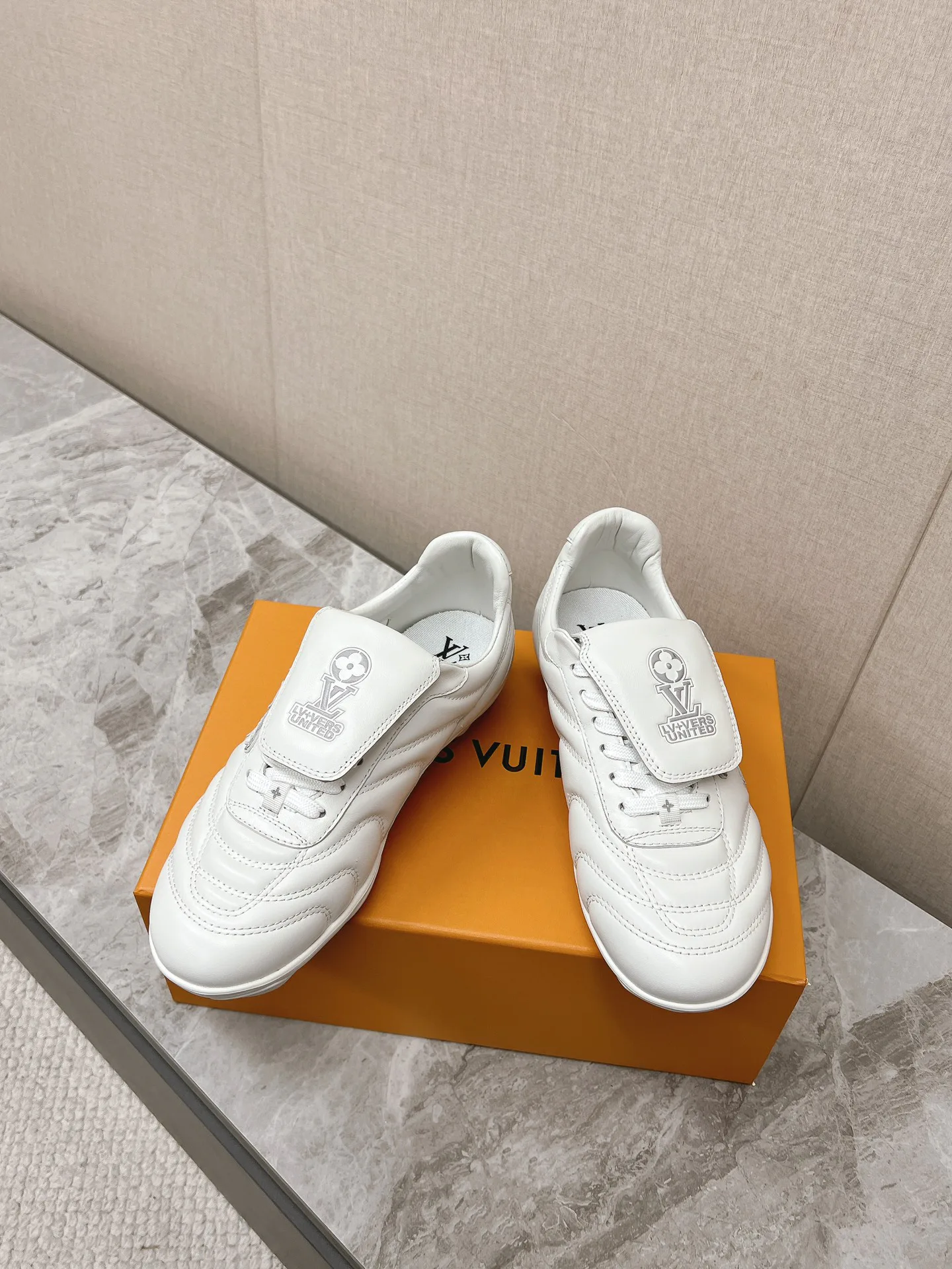 Кроссовки Женские Louis Vuitton 22141