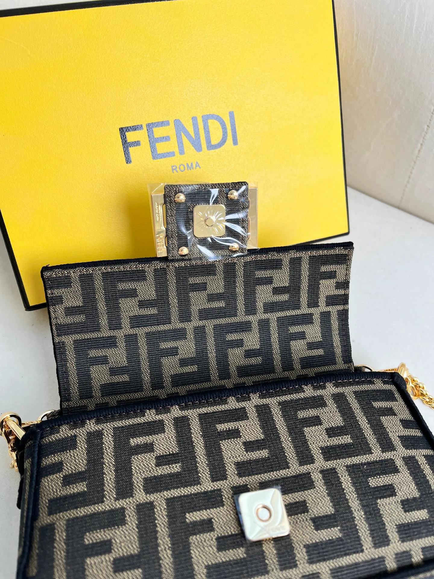 Сумки На Ремне Женские Fendi 1253896