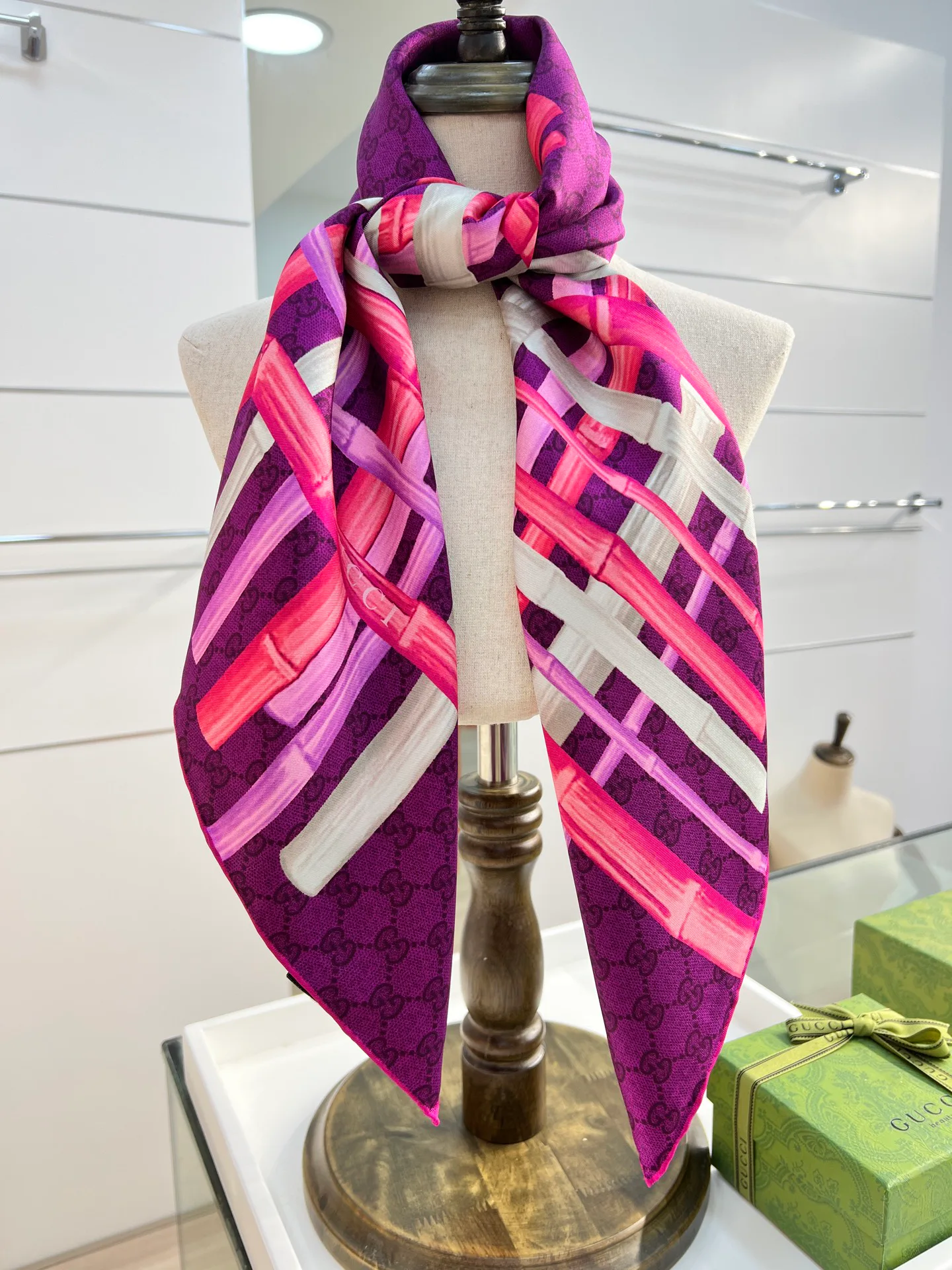 Шарфы Gucci 807696