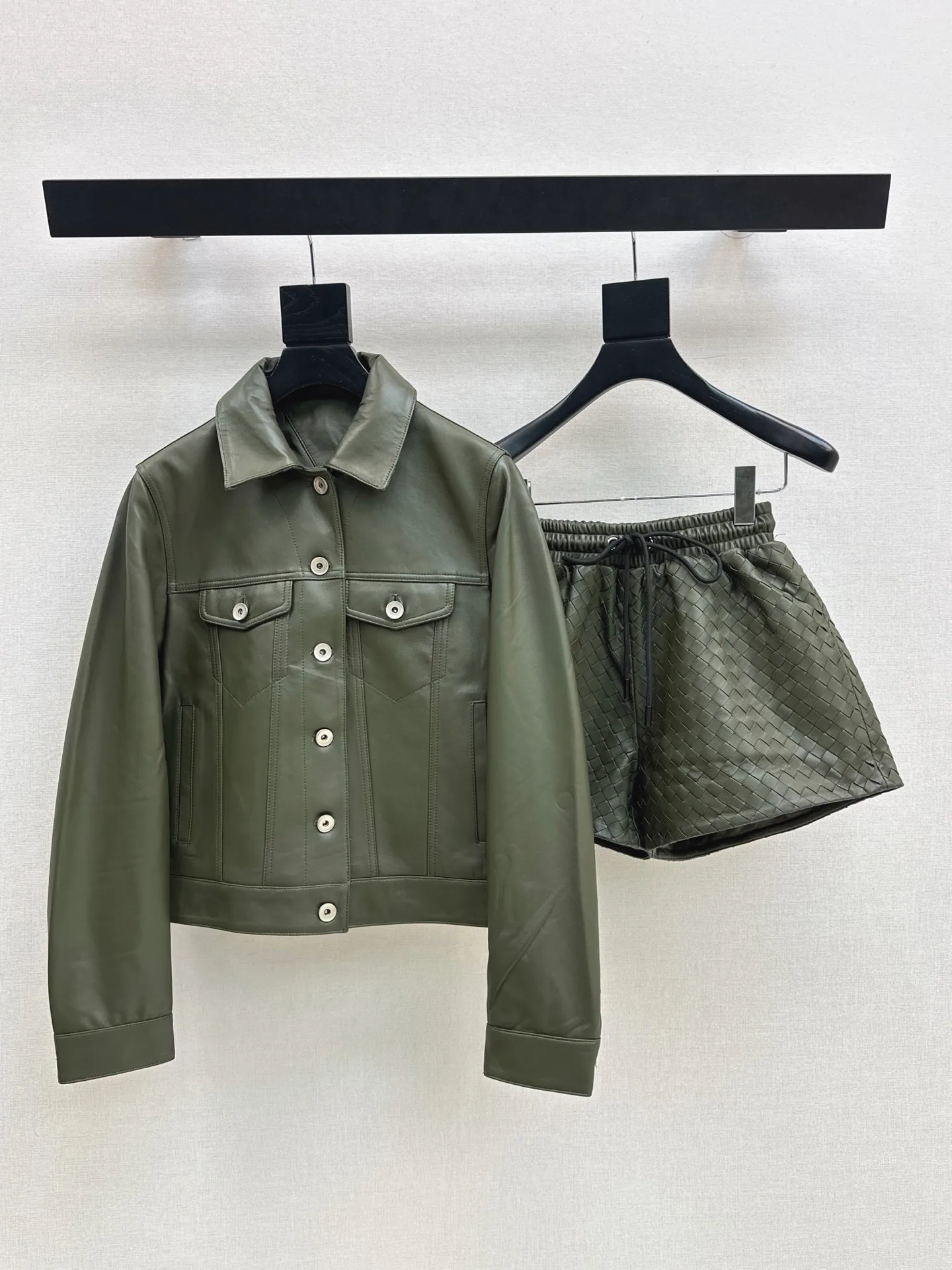 Кожаные Куртки И Дублёнки Женские Bottega Veneta 18173025