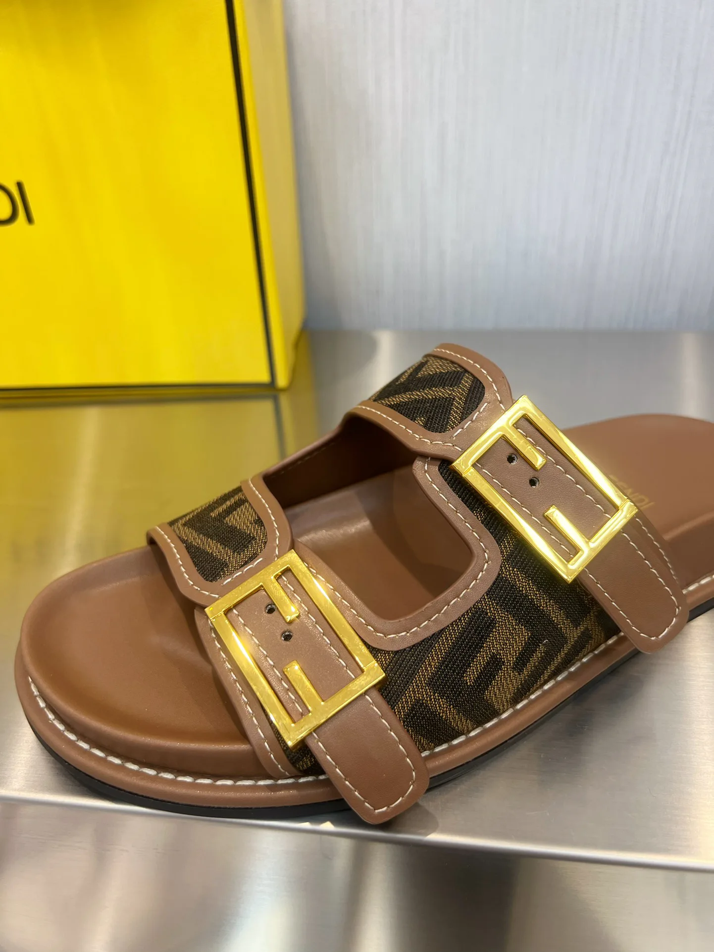 Шлепанцы Женские Fendi 22520